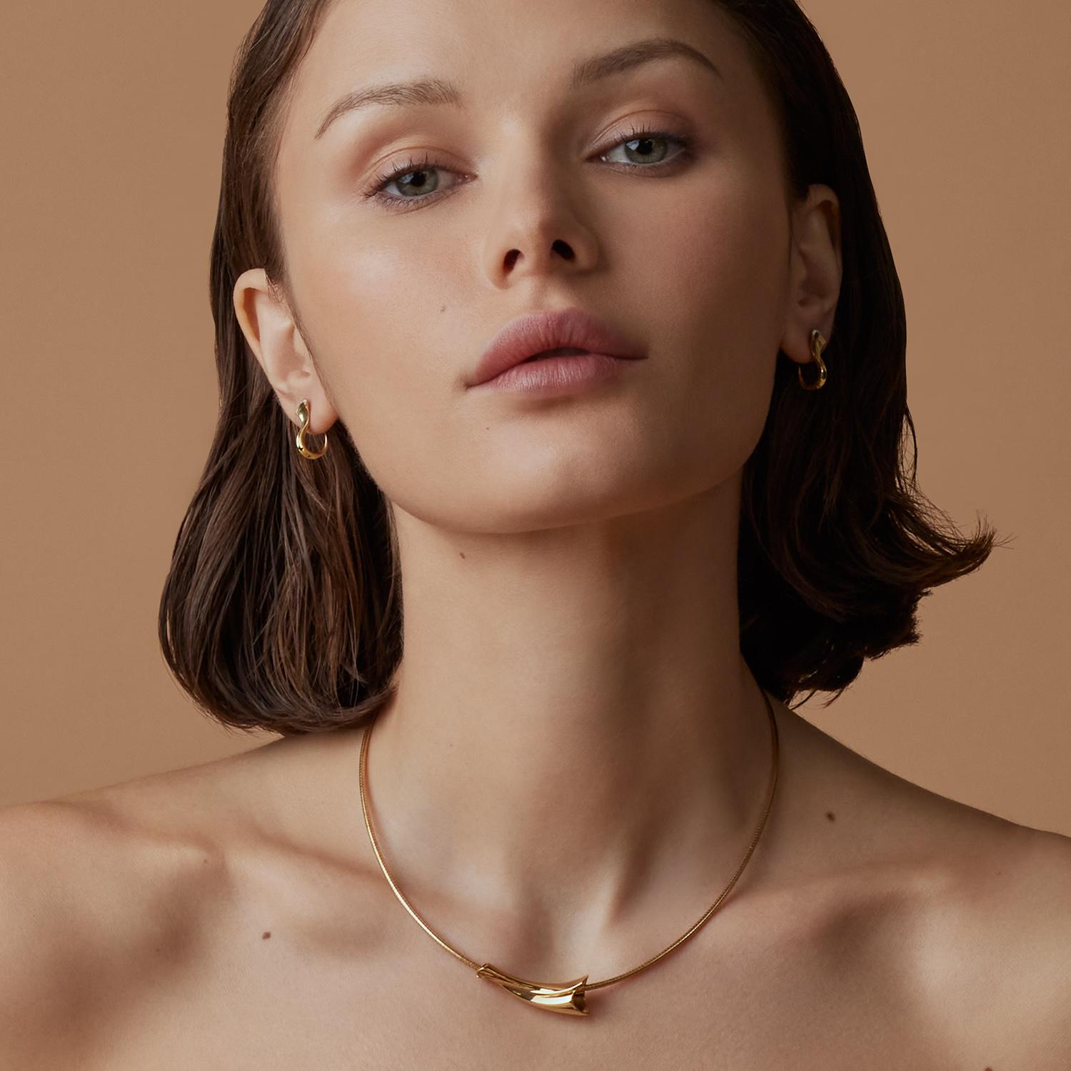 Collana con ciondolo scultoreo contemporaneo in oro giallo 18K Couture in vendita 2