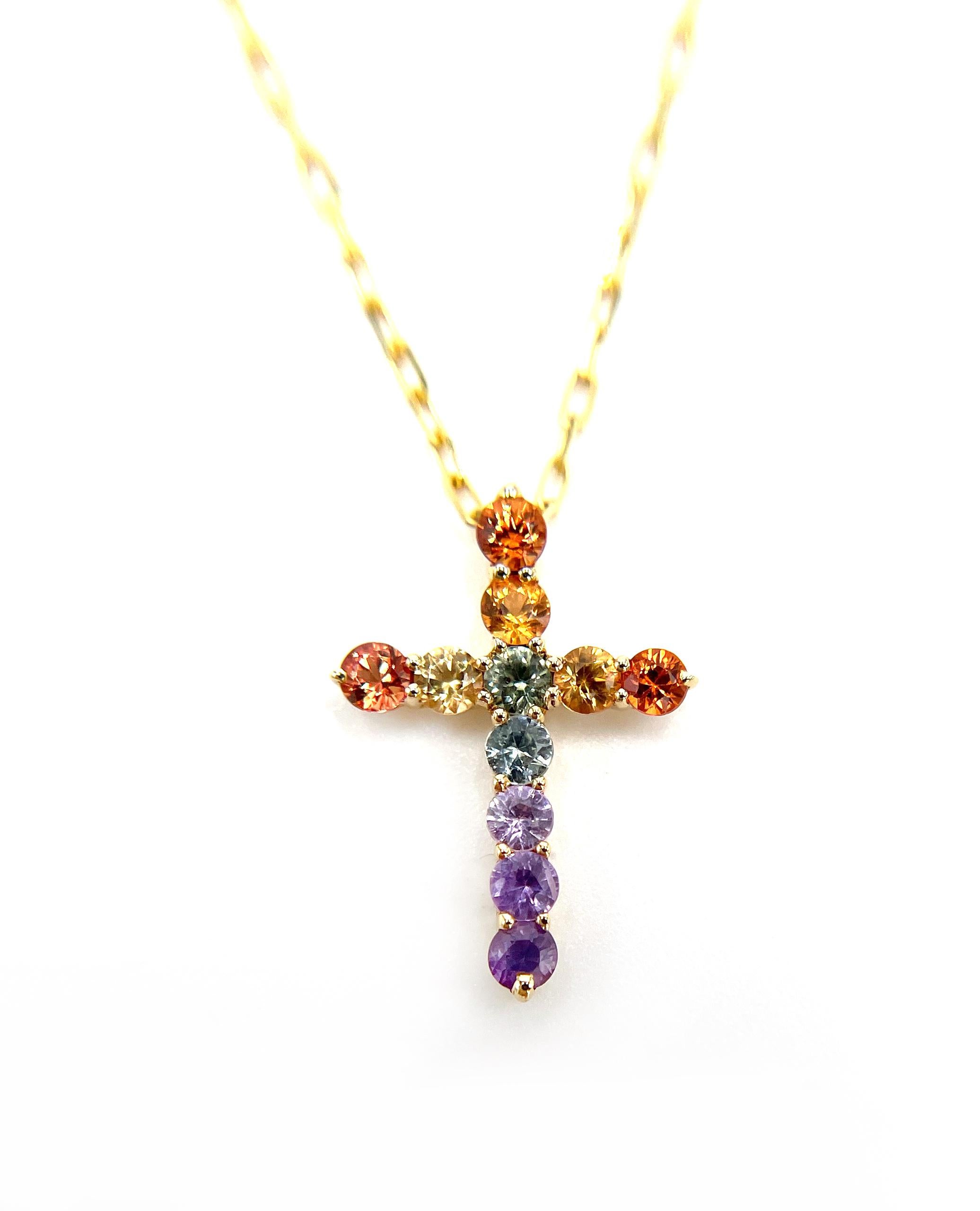 Collana a croce in oro giallo 18 carati con zaffiri colorati arcobaleno da 0,78 carati.

* Può essere indossato a 16 o 18 pollici di lunghezza.
* Chiusura aragosta.