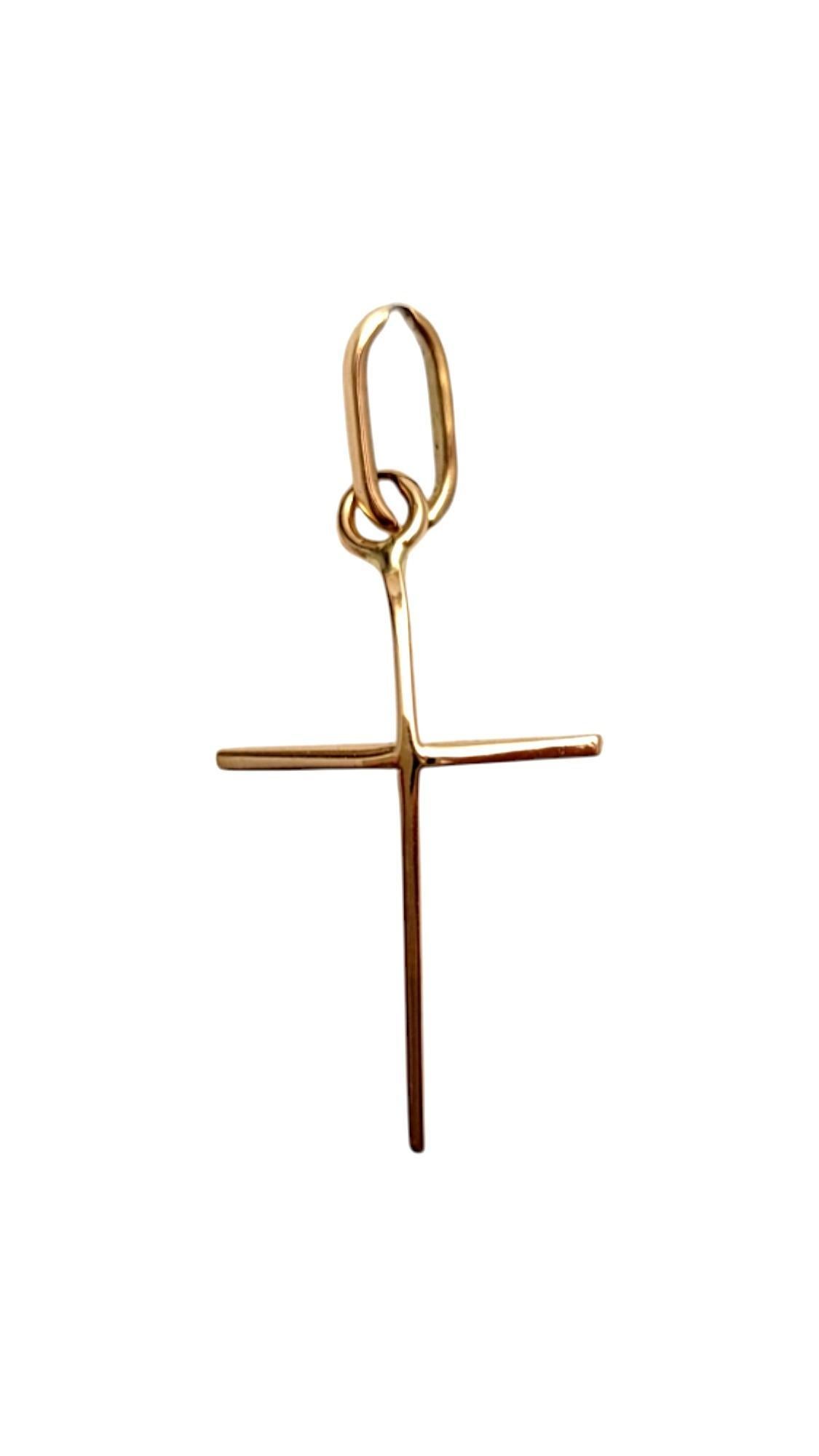 Pendentif Croix en or jaune 18K 

Ce pendentif croix intemporel est une belle représentation de la foi et constitue un ajout parfait à votre collection !

Taille : 27.25mm X 15.3mm X 2.45mm

Poids : 1,19 g/ 0,76 dwt

Poinçon : 18K

Très bon état,
