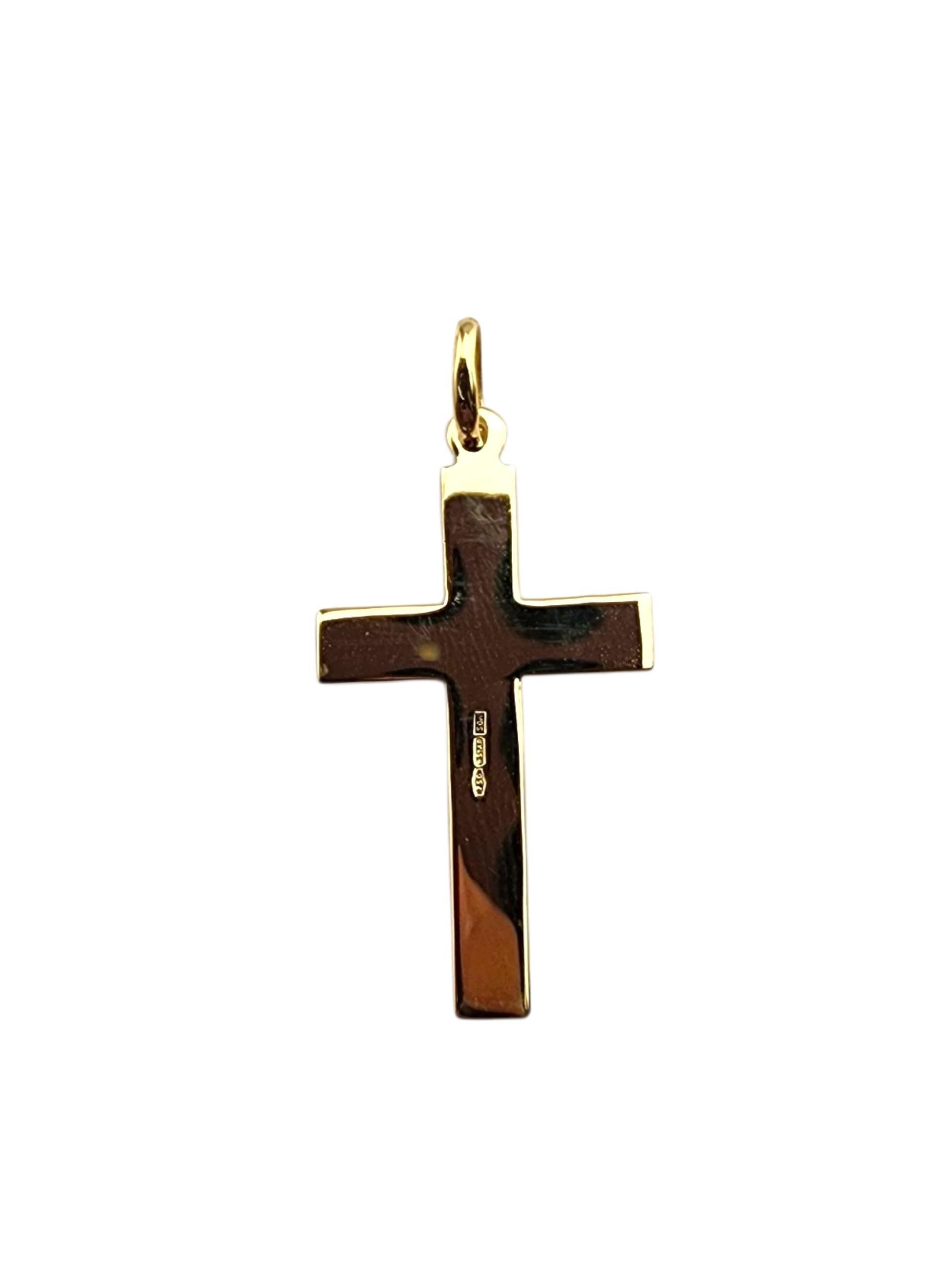 Ciondolo a forma di croce in oro giallo 18K

Questo ciondolo a forma di croce in oro giallo 18 carati presenta un design classico ed elegante, realizzato in oro ricco e lucido. Simbolo intramontabile di fede e devozione, è perfetto da indossare ogni