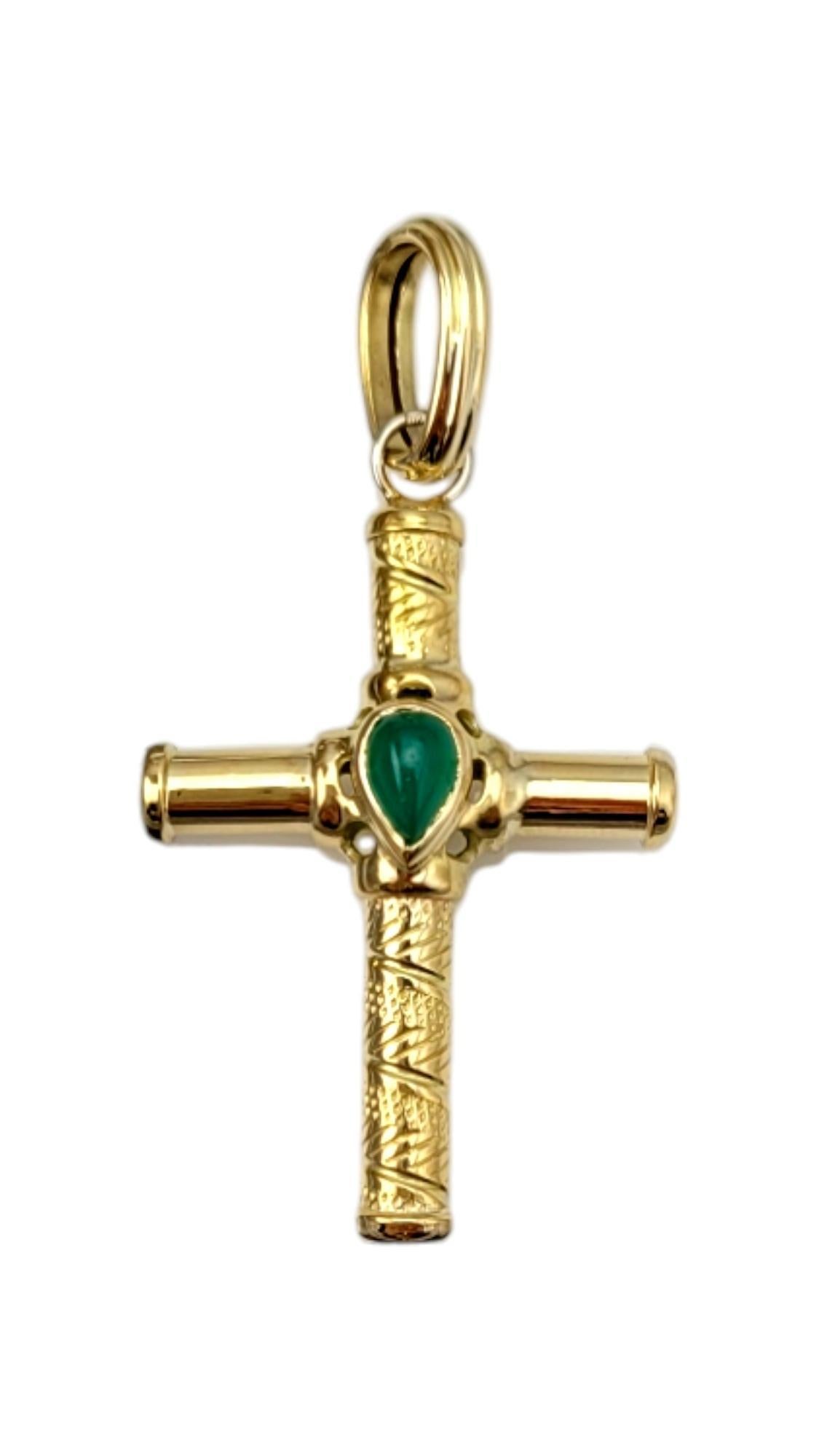 Pendentif croix en or jaune 18K avec pierre cabochon en forme de poire verte sertie au chaton

Ce pendentif en forme de croix en or jaune 18 carats est orné d'une superbe pierre sertie d'un chaton, créant un look sophistiqué et intemporel. Parfaite