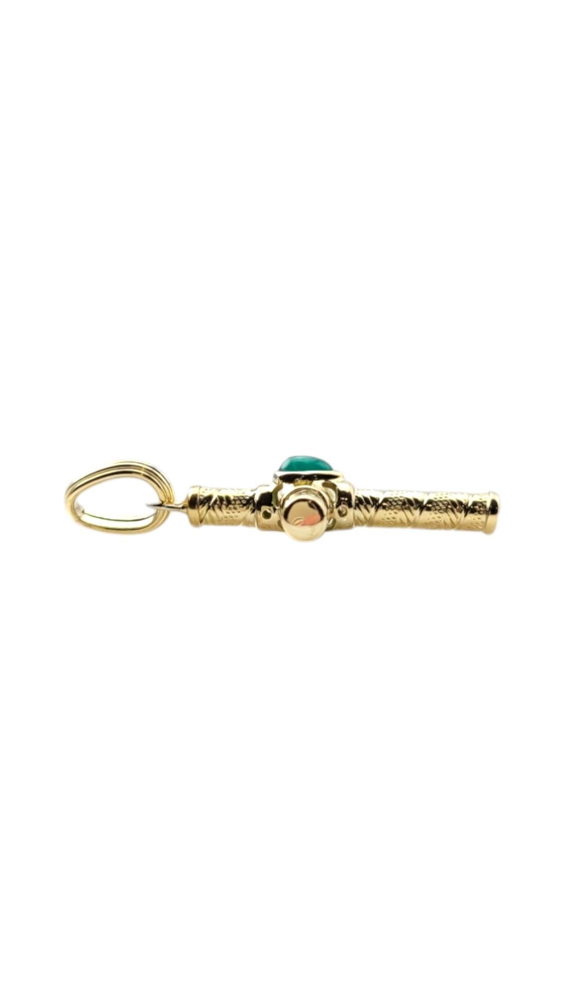Pendentif croix en or jaune 18 carats avec cabochon vert en forme de poire n° 20320 en vente 1
