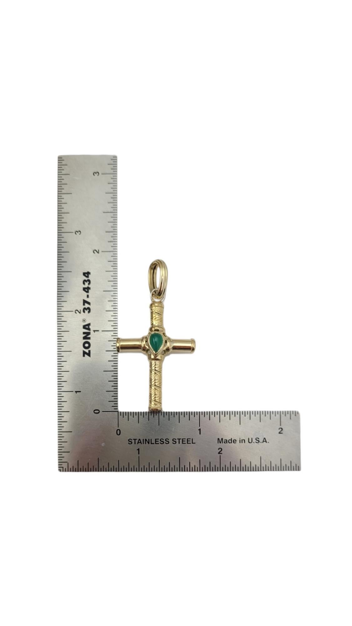 Pendentif croix en or jaune 18 carats avec cabochon vert en forme de poire n° 20320 en vente 4