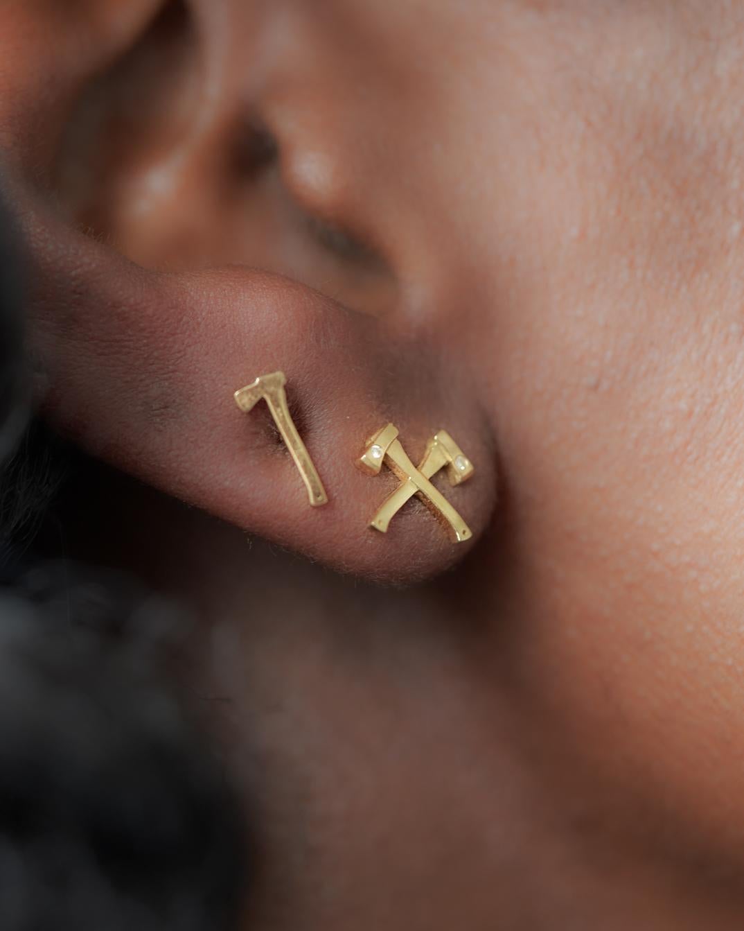Dieses Ohrringdesign mit gekreuzten Äxten wurde ursprünglich von der Designerin Wendy Brandes für die Sängerin und Songschreiberin Skylar Grey entworfen. Wendy schenkte Skylar ein Paar Ohrringe und eine passende Halskette. Auf dem Cover des Magazins