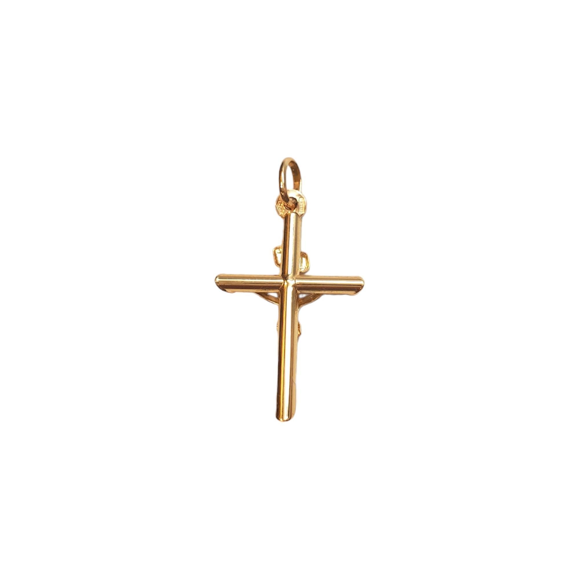 Ciondolo a forma di crocifisso in oro giallo 18K

Pendente meticolosamente dettagliato con raffigurazione del Crocifisso in oro giallo 18 carati.

Marchio di garanzia: 750 389 AR

Peso: 0,7 dwt / 1,14 g

Lunghezza con cauzione: 32.33 mm