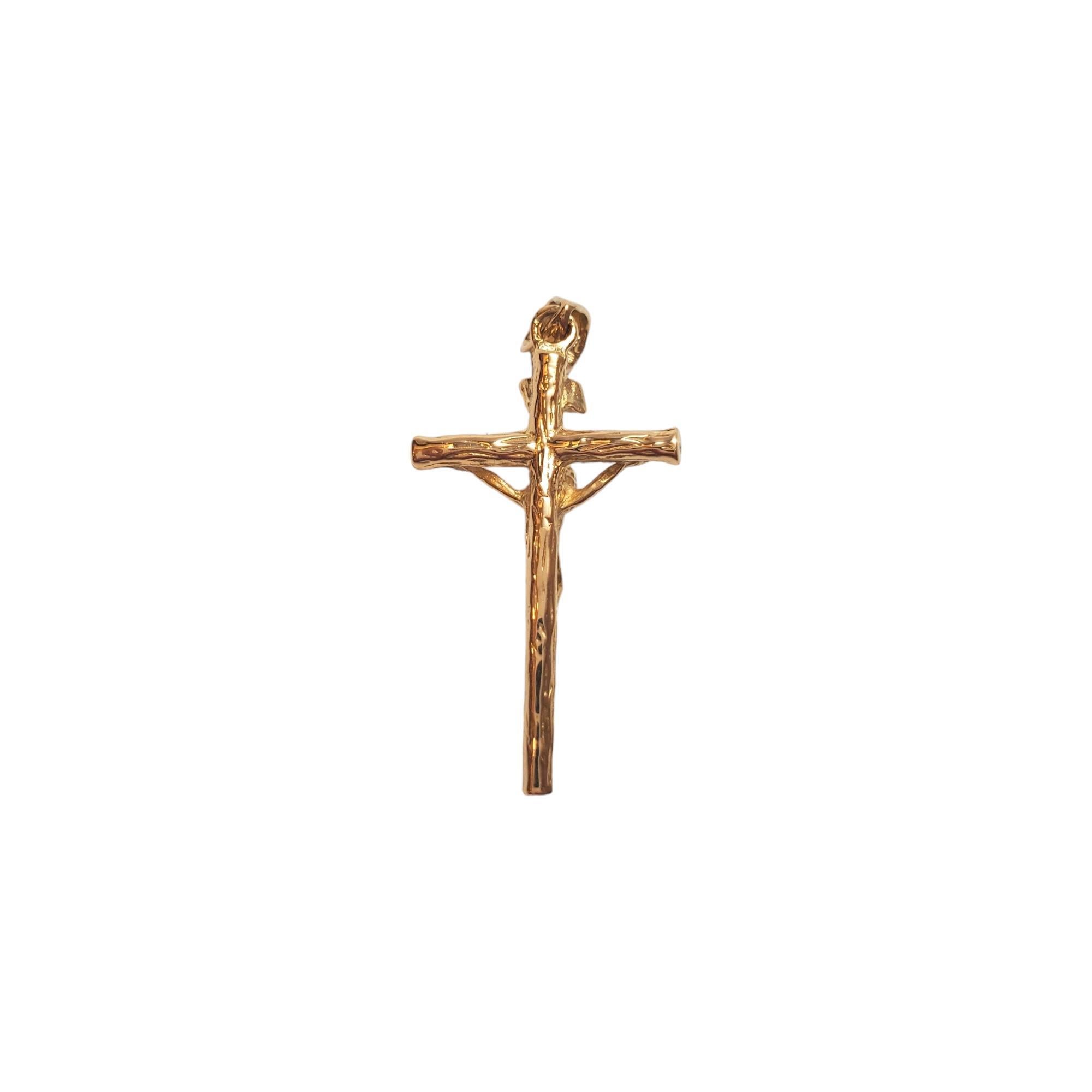 Pendentif Crucifix en or jaune 18K

Pendentif en or massif, non creux, représentant le Crucifix en or jaune 18K.

Poinçon : 750 Y

Poids : 2,05 dwt/ 3,18 g

Longueur avec écrous : 36.13 mm

Taille : 31,80 mm X 17,62 mm X 5,51 mm

Très bon état,