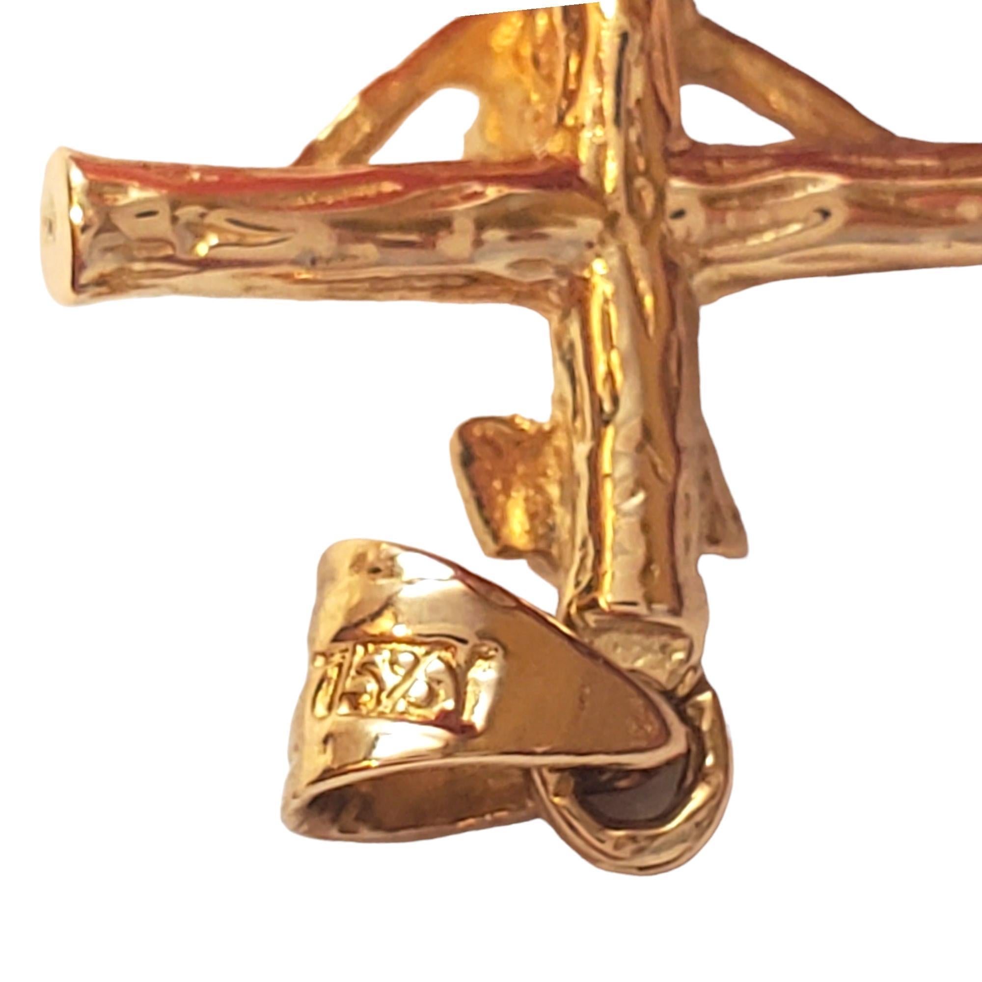 Pendentif crucifix en or jaune 18 carats n° 17510 Bon état à Washington Depot, CT