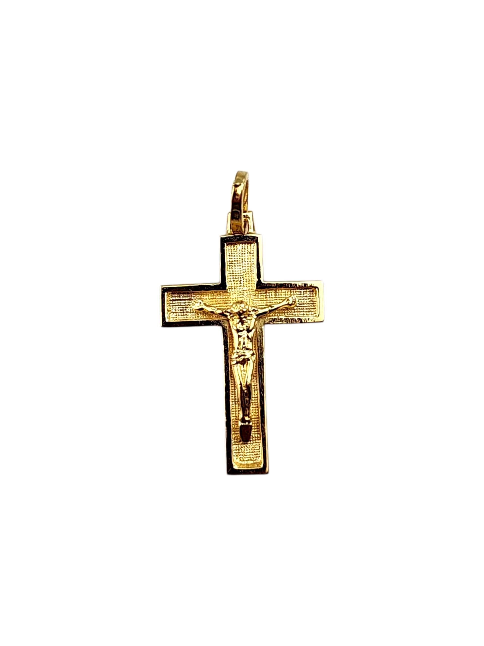 Pendentif crucifix en or jaune massif 18K -

Ce pendentif en forme de crucifix est un puissant symbole de foi et de dévotion, magnifiquement conçu pour honorer le sacrifice et l'amour au cœur du christianisme. Elégante et intemporelle, elle est un