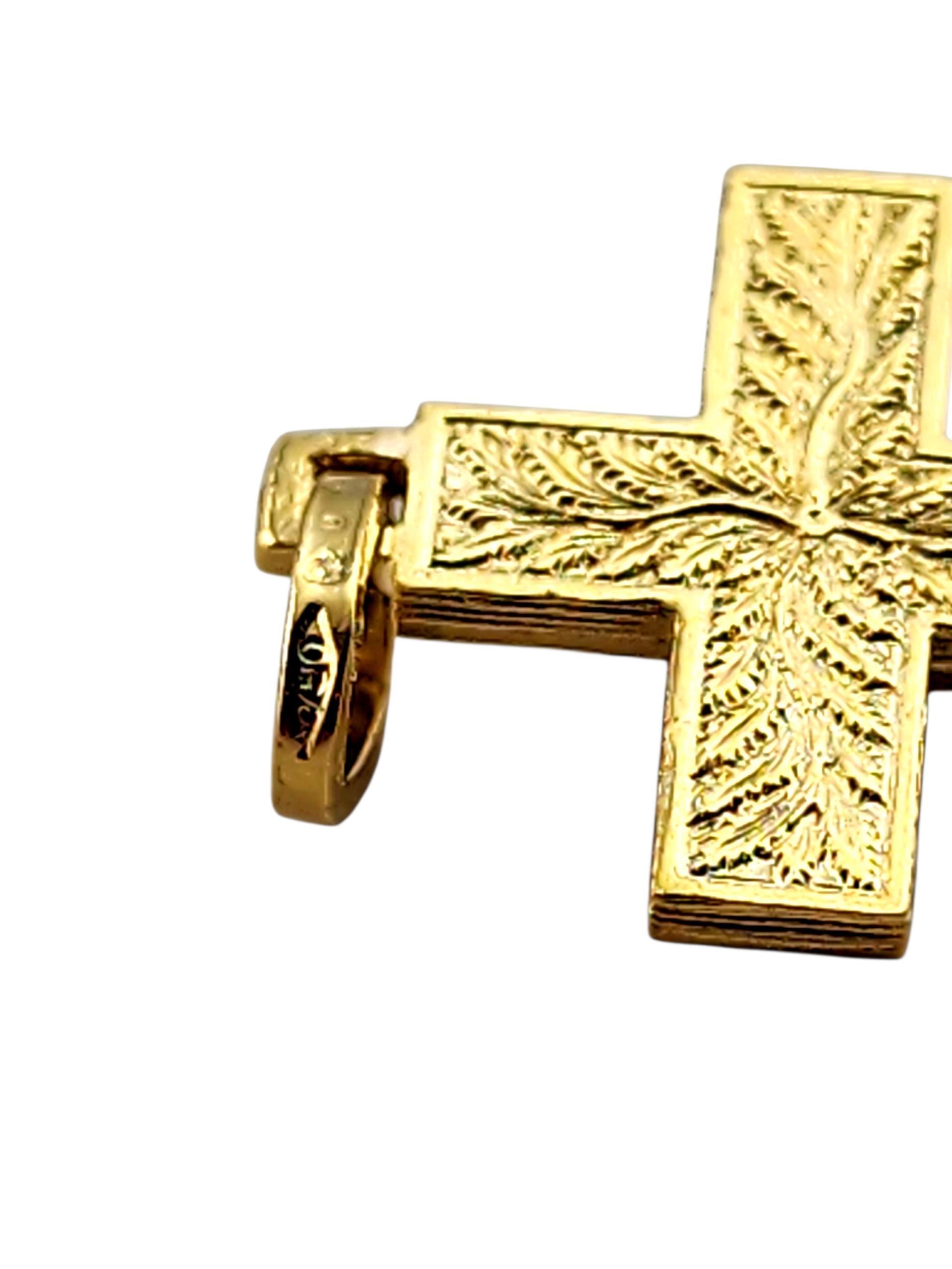 Pendentif Crucifix en or jaune 18K #21997 Pour femmes en vente
