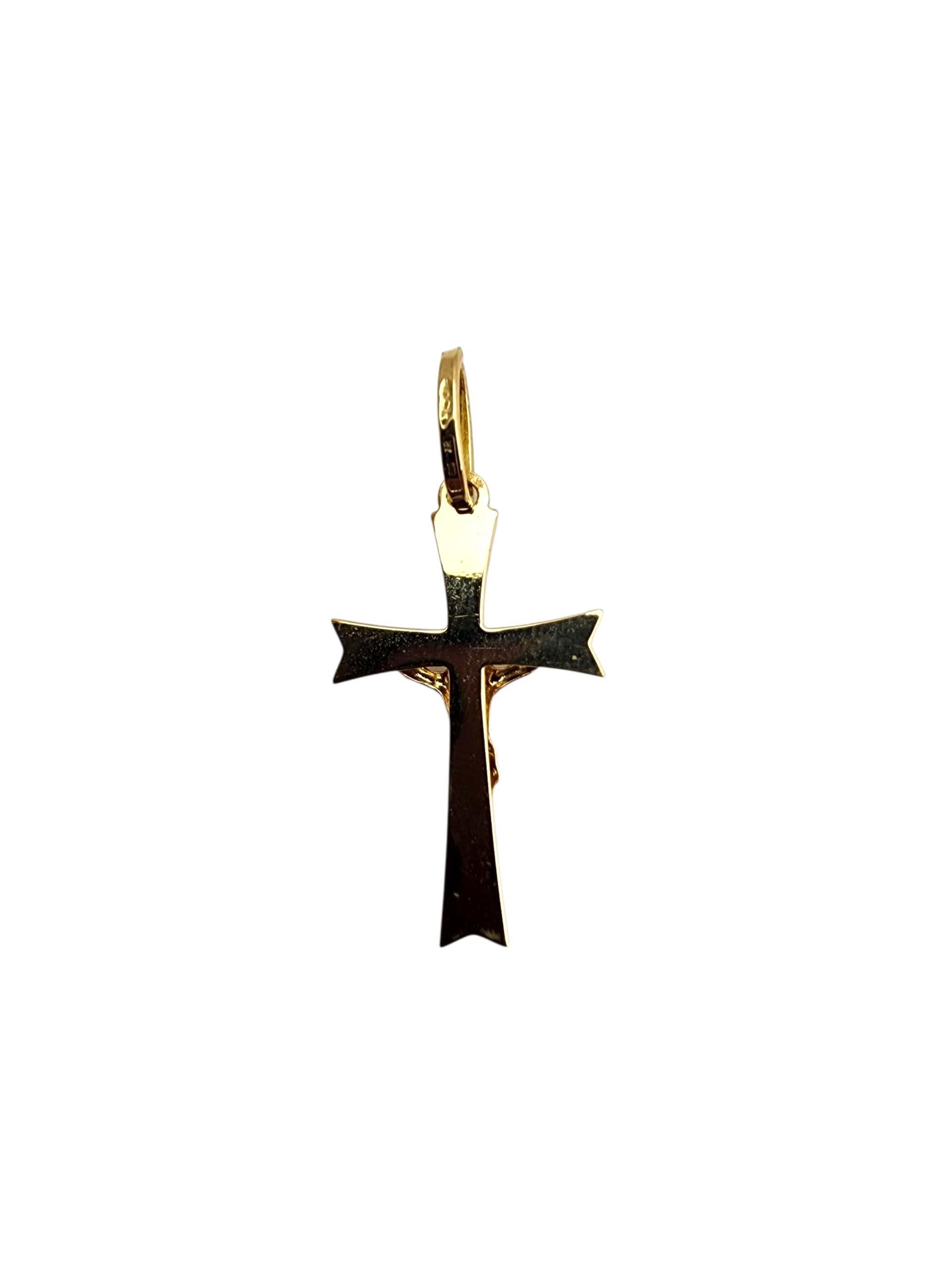 Colgante Crucifijo Oro Amarillo 18K -

Este colgante de crucifijo de oro amarillo de 18 quilates muestra un diseño bellamente detallado, que combina la elegancia atemporal con un profundo significado espiritual. Fabricado en oro pulido, es un