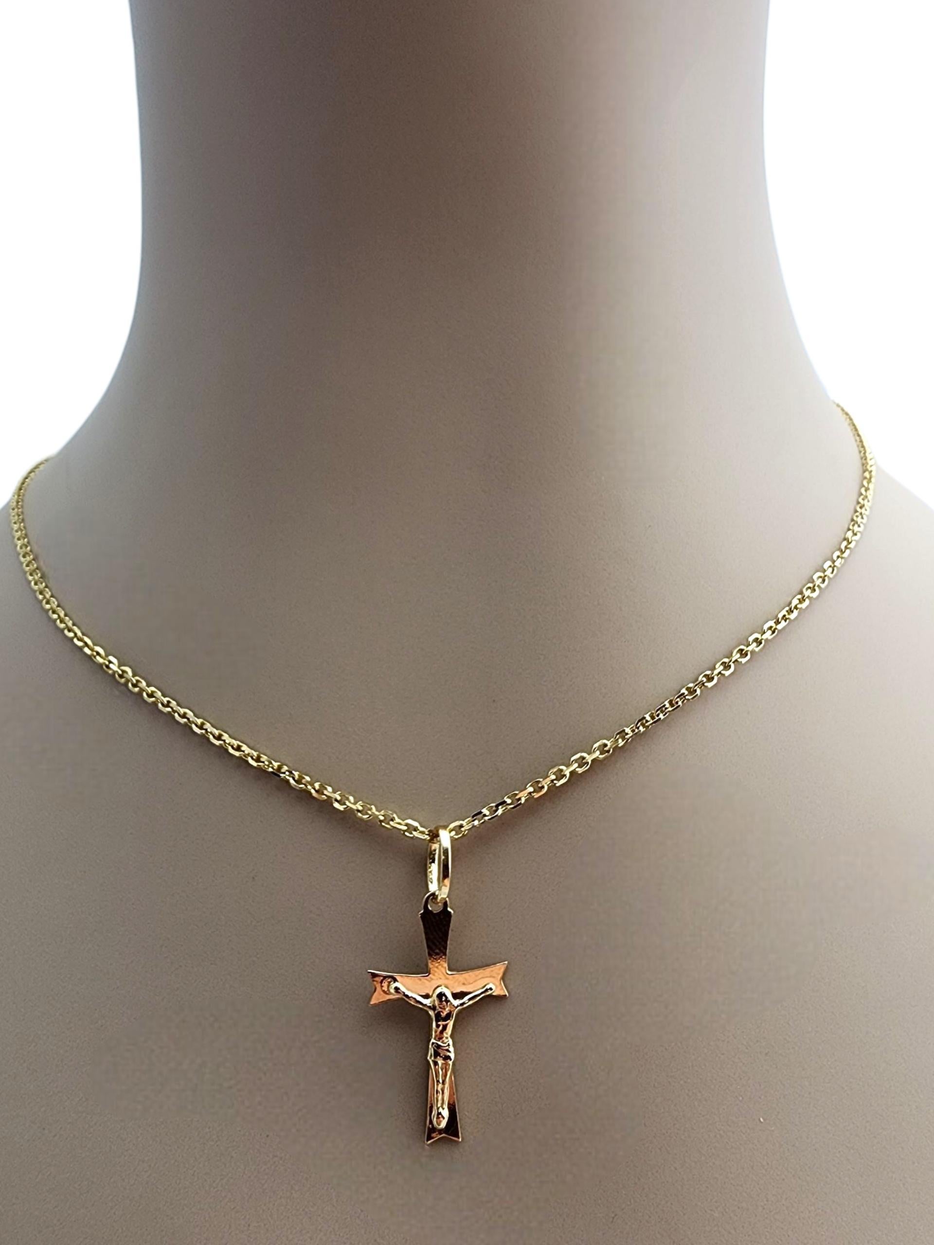 Colgante Crucifijo de oro amarillo de 18 quilates #22740 en venta 6