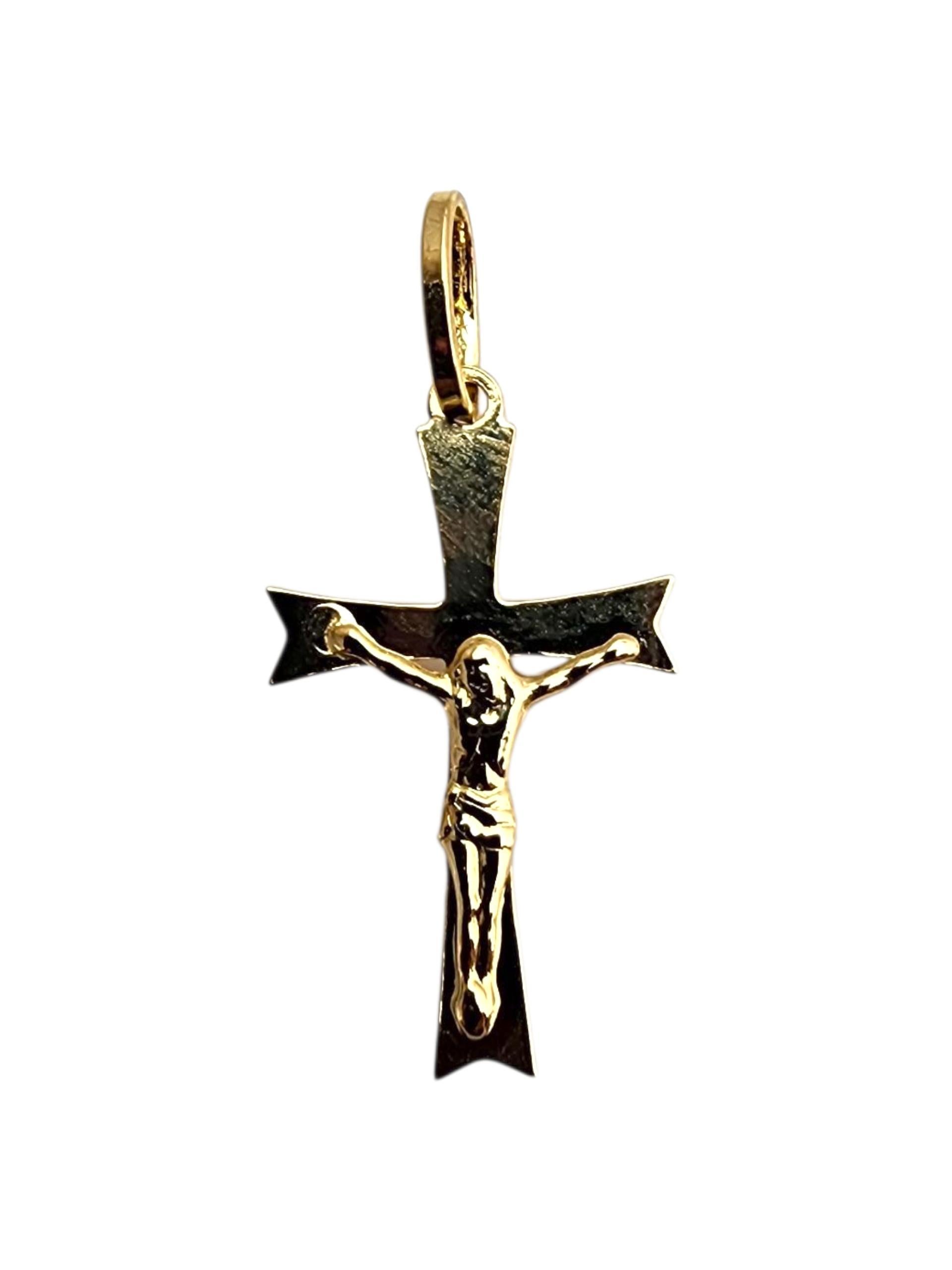 Colgante Crucifijo Oro Amarillo 18K -

Este colgante de crucifijo de oro amarillo de 18 quilates está magistralmente elaborado con intrincados detalles, y simboliza la fe, el sacrificio y la devoción. Fabricado en oro de alta calidad, su acabado