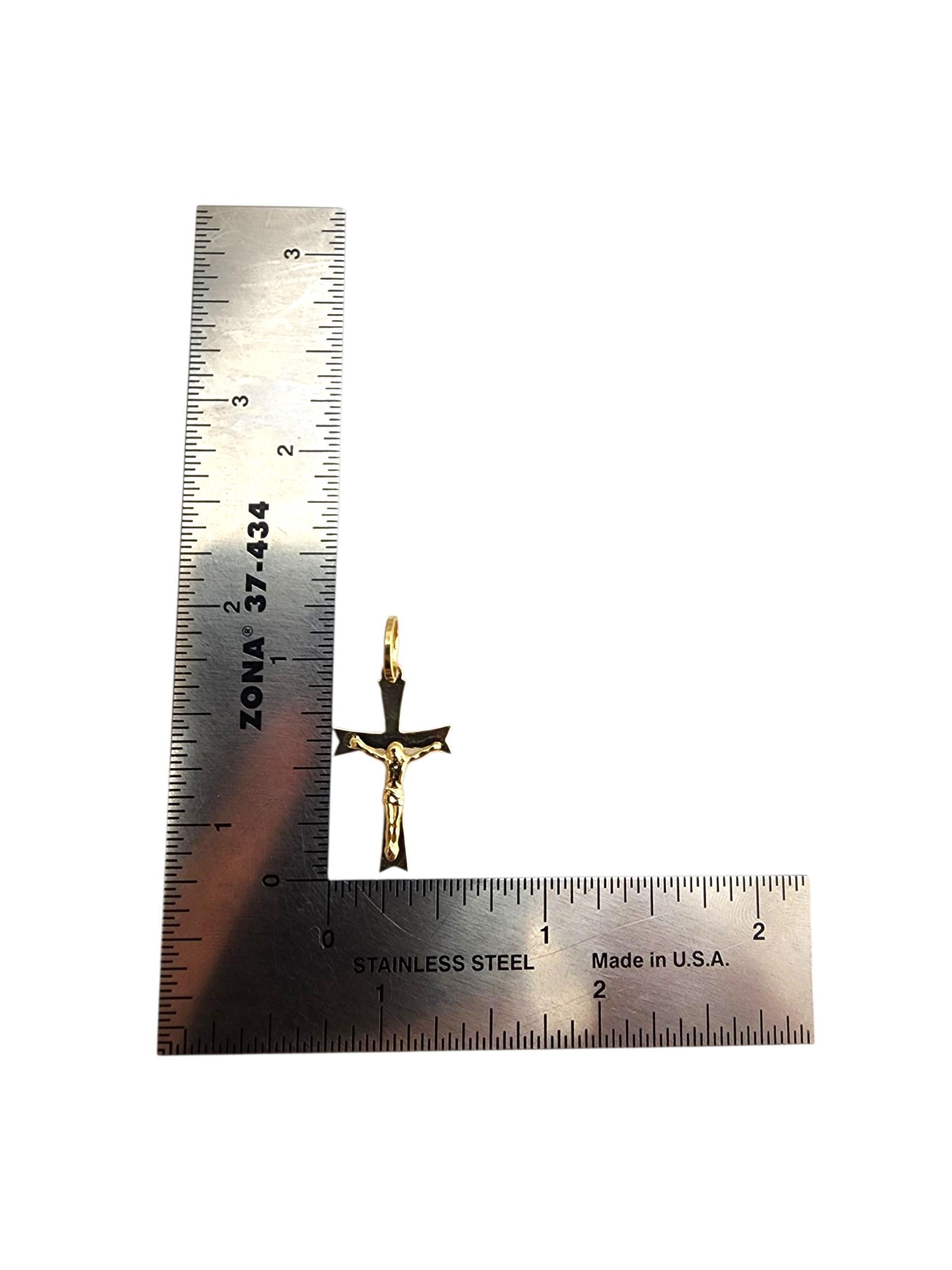 Colgante Crucifijo de oro amarillo de 18 quilates #22740 en venta 5