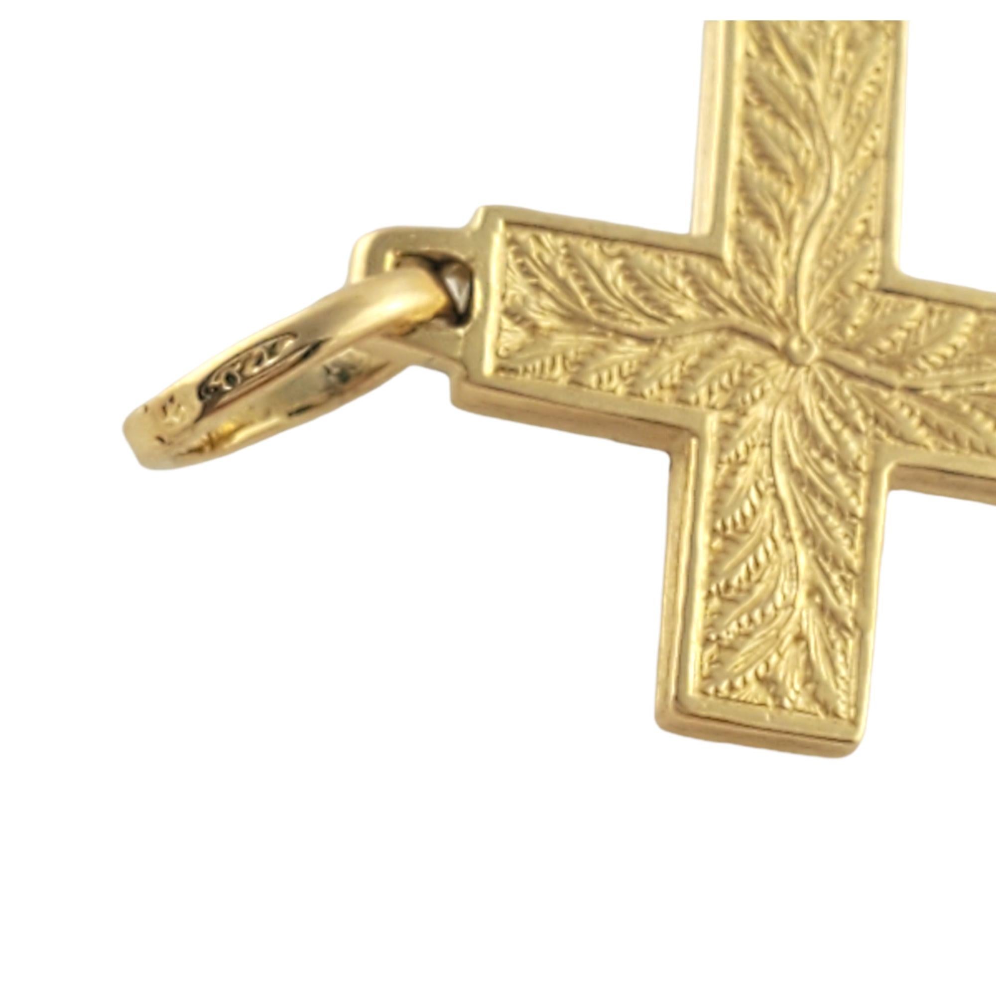 18K Yellow Gold Crucifix Pendant In Good Condition In Washington Depot, CT
