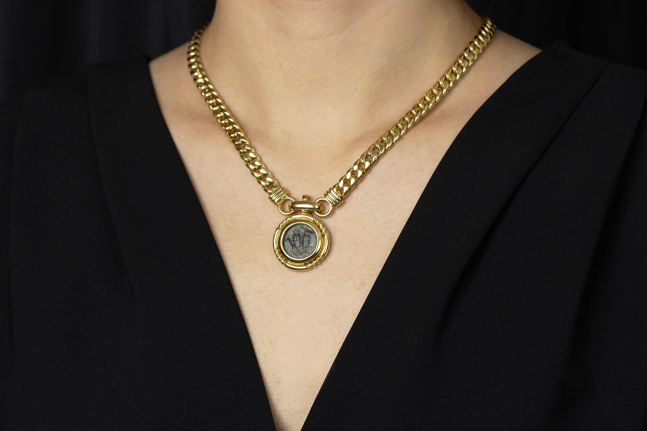 Collier à maillons en or jaune 18 carats avec médaillon en forme de pièce de monnaie hébraïque en creux en vente 1