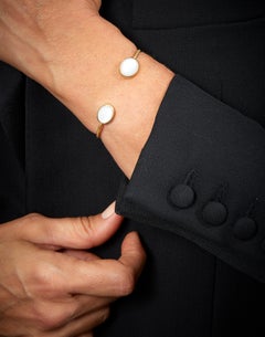 Pulsera brazalete de oro amarillo de 18 quilates con piedras de luna cabujón de 10,41 quilates