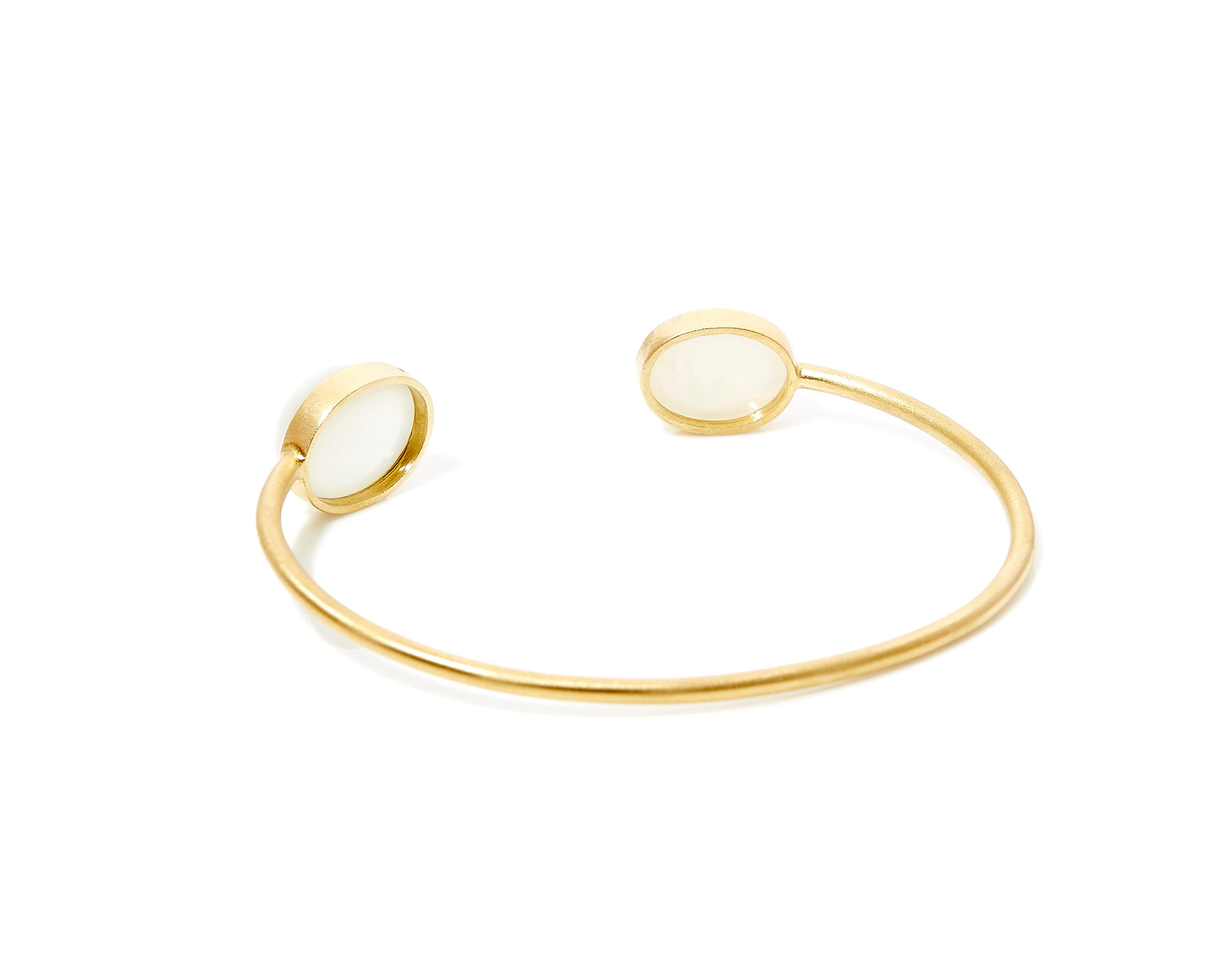Contemporary 18 Karat Yellow Gold Cuff Bangle Bracelet with 10.41 Carat Cabochon Moonstones  For Sale