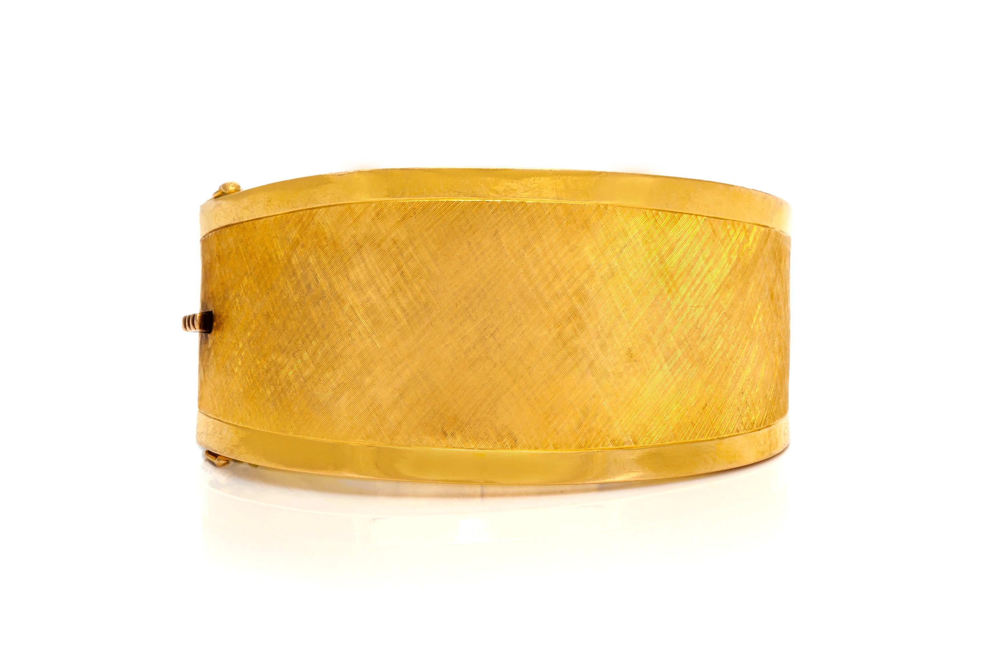 The bracelet is finely crafted in 18k gold and weighing approxemately 54.8 DWT.