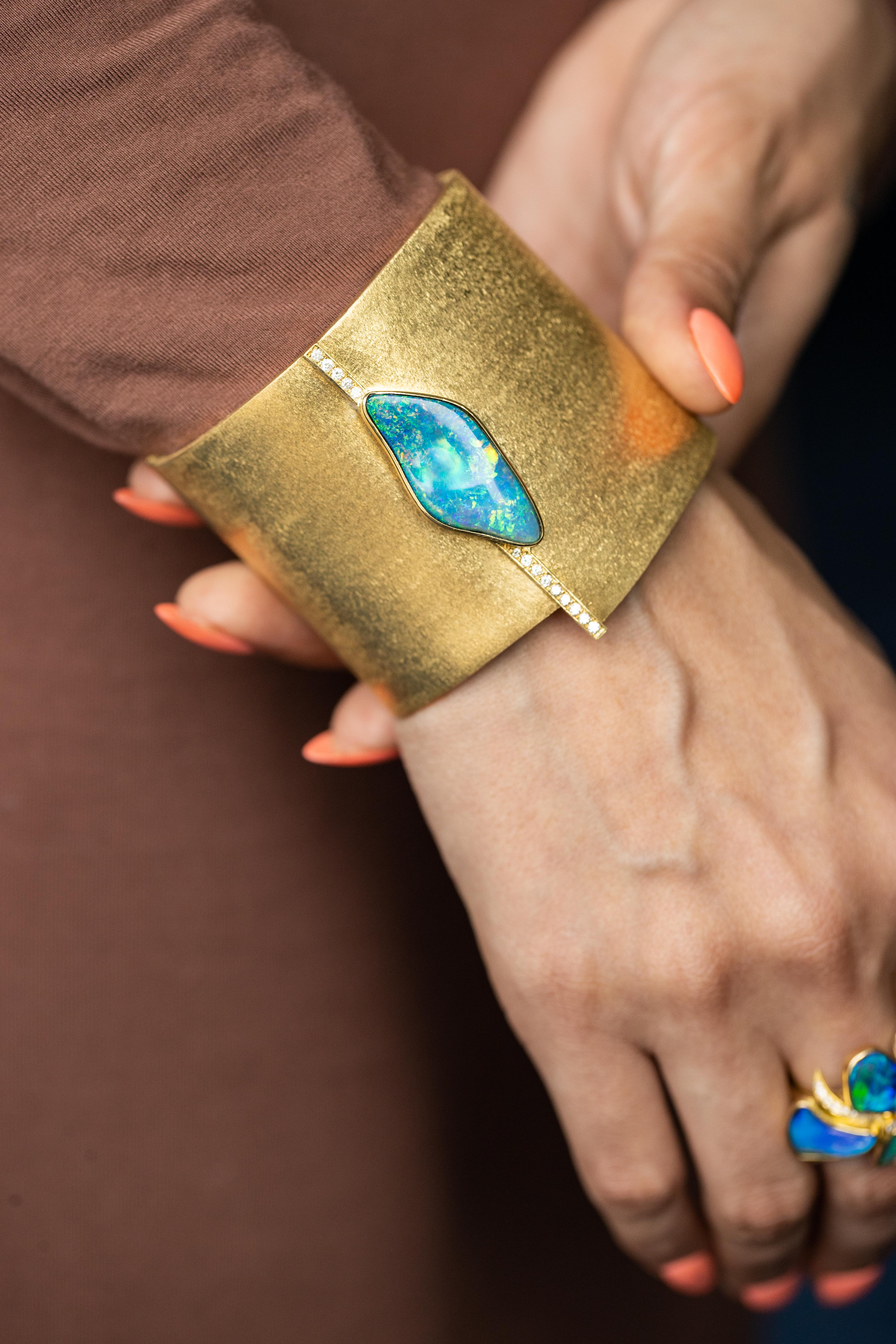 Moderne Bracelet manchette en or jaune 18K avec doublet d'opale bleue et diamants par Ruth Grieco en vente