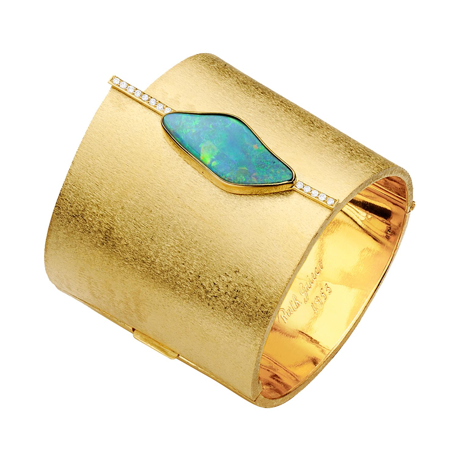 Non taillé Bracelet manchette en or jaune 18K avec doublet d'opale bleue et diamants par Ruth Grieco en vente