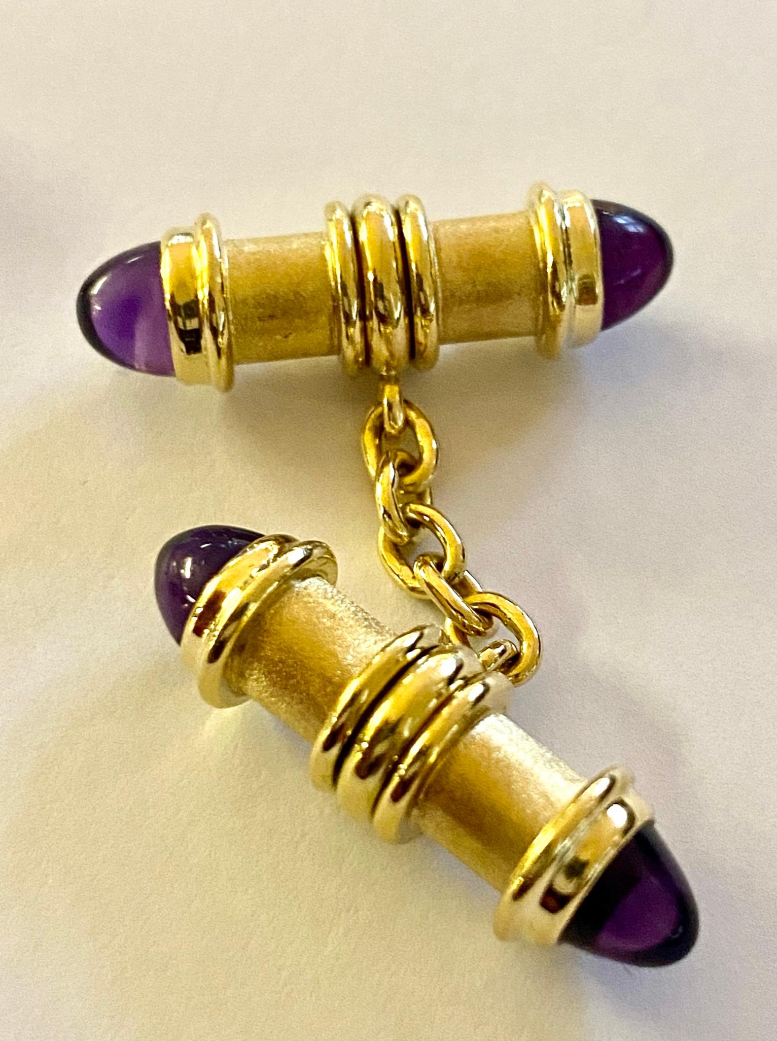 18K. yellow gold cufflinks. 4x Amethyst stones, Italy ca 1975 4x Amethyst stones in cabuchon cut.
Weight: 24.94 grams
size: 27 mm, diameter: 8 mm, chain length: 16 mm
Italy ca 1970