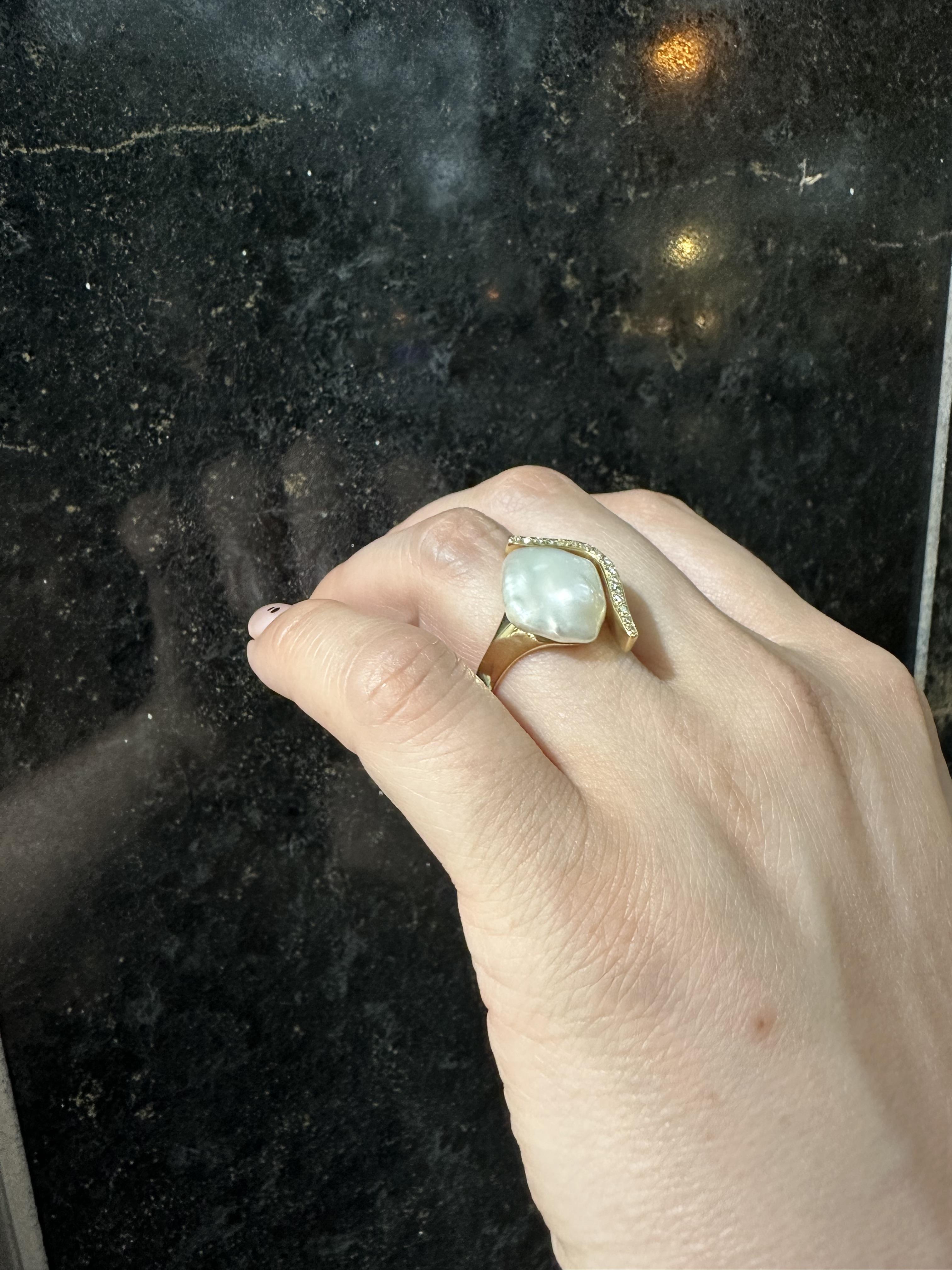 18k Yellow Gold Cultured Button Pearl Diamond Accent Flexible Geometric Ring For Sale 2