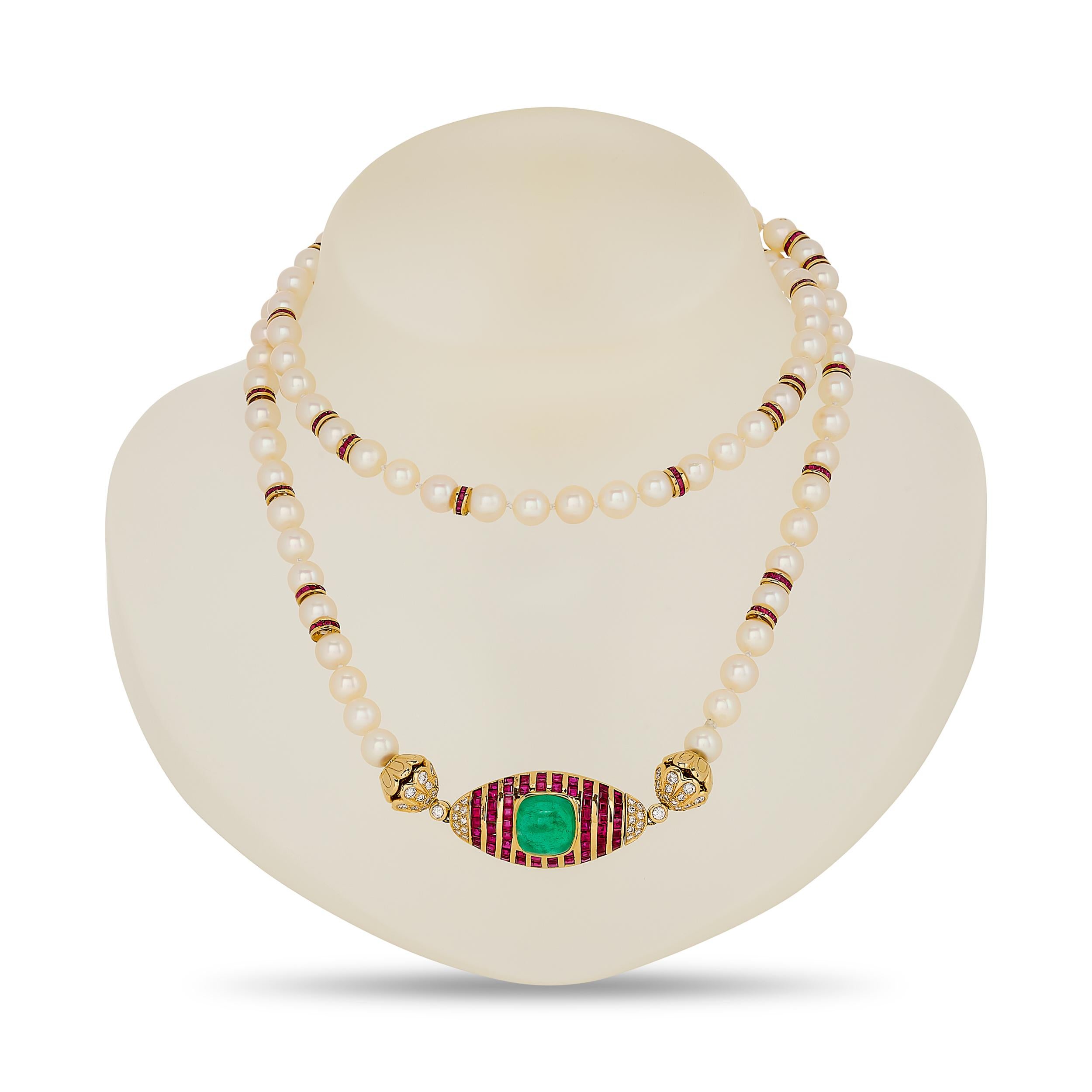 Dieses exquisite Perlencollier besteht aus glänzenden weißen Perlen, die mit kleinen Rubinsteinen durchsetzt sind, und gipfelt in einem auffälligen Anhänger in der Mitte, der mit einem leuchtend grünen Smaragd geschmückt ist, der von roten Rubinen