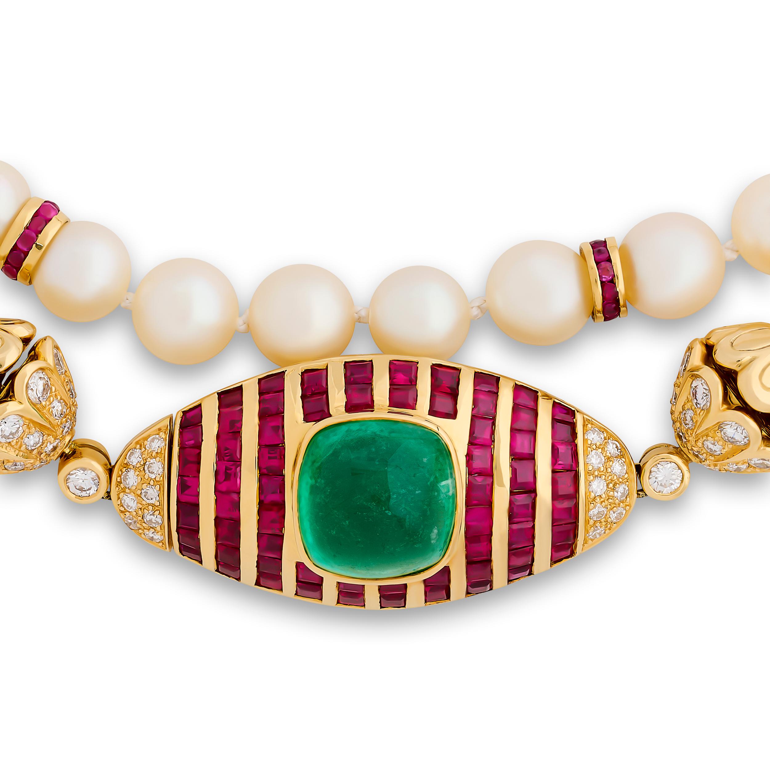 18K Gelbgold Zuchtperlenkette mit Smaragd, Rubin und Diamanten verziert im Zustand „Hervorragend“ im Angebot in Philadelphia, PA