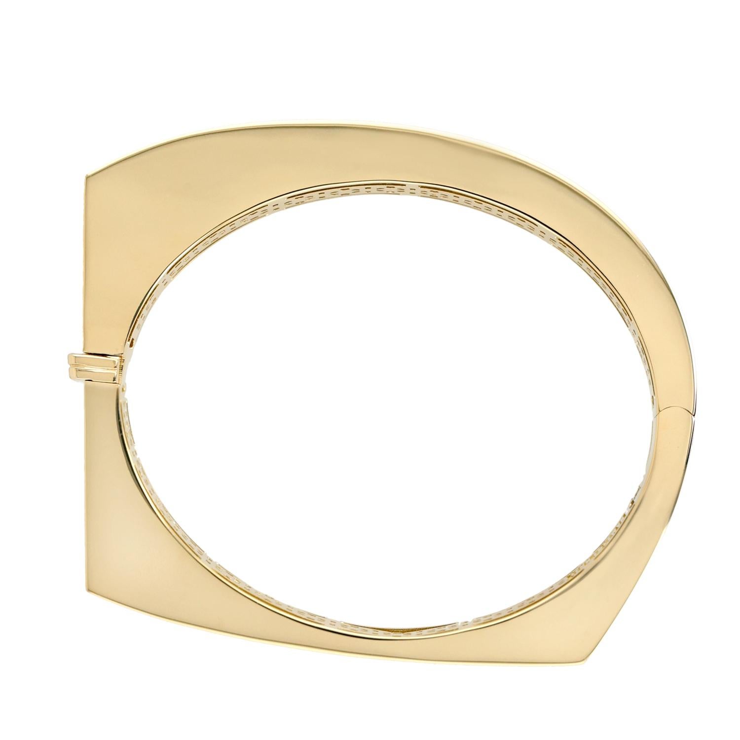 Bracelet courbe en or jaune 18K avec diamants pavés par Fern Freeman

Élevez votre style avec l'exquis bracelet courbe en or jaune 18 carats de Fern Freeman. Cette pièce luxueuse présente un design élégant et gracieusement incurvé qui épouse votre