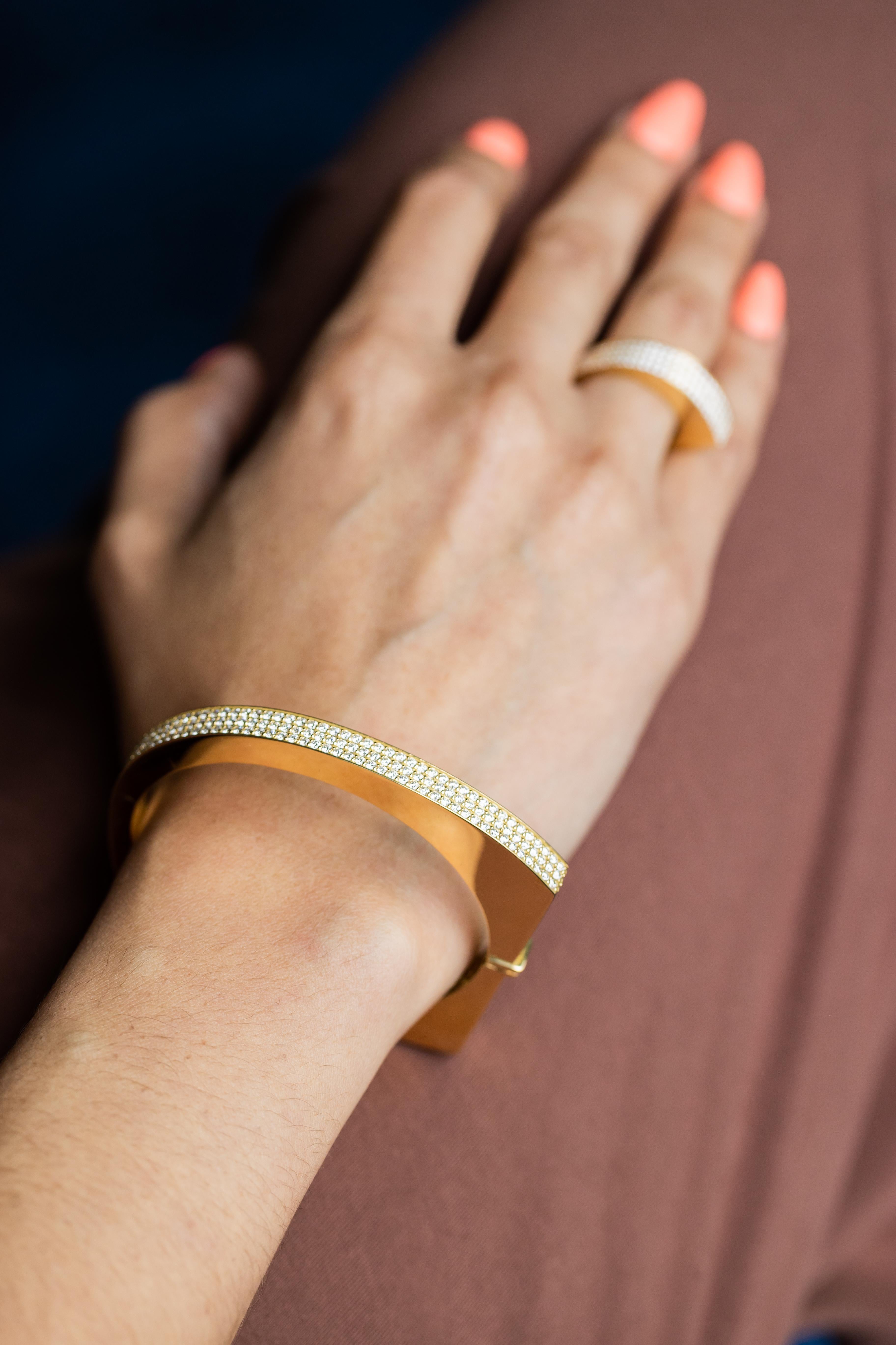 Moderne Bracelet courbe en or jaune 18K avec diamants pavés par Fern Freeman en vente