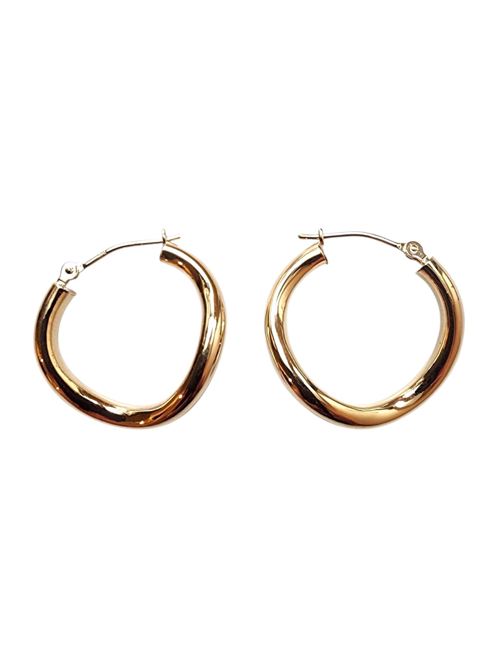 Pendientes de aro curvo de oro amarillo de 18 quilates -

Estos pendientes de aro curvo de oro amarillo de 18 quilates ofrecen un giro moderno a un estilo clásico. Con su diseño elegante y esculpido y su acabado radiante, aportan una elegancia sin