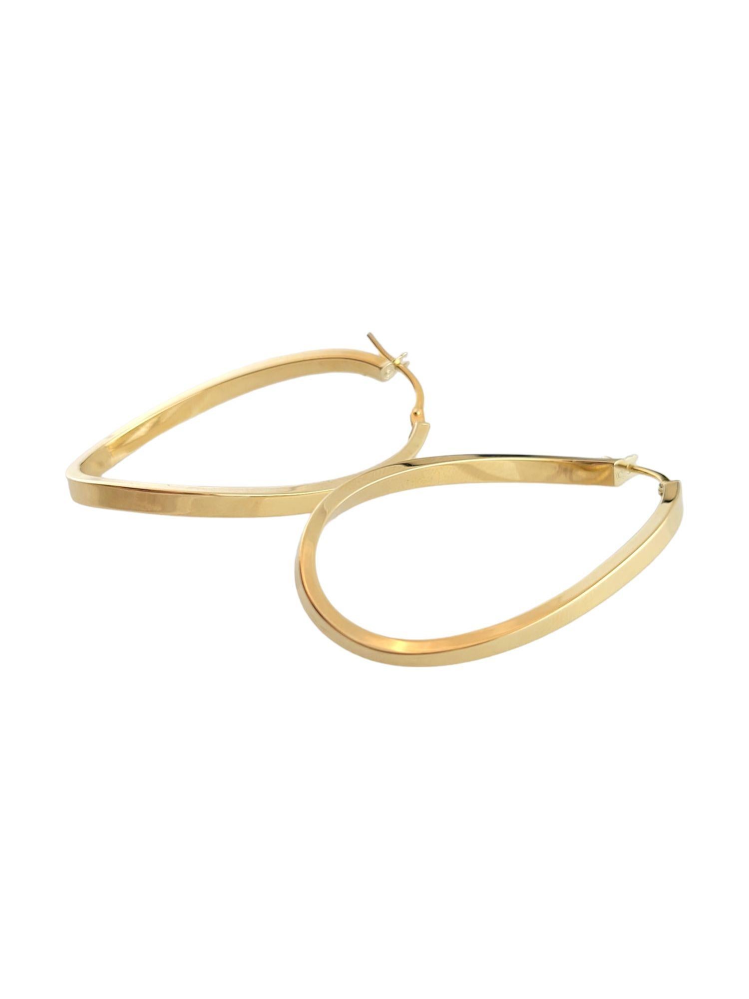 Gorgeous set of 18K gold curved oval hoops!

Size: 14.2mm X 24.4mm X 2.9mm

Weight: 3.21 g/ 2.0 dwt

Hallmark: 750 ITALY

Very good condition, professionally polished.

Will come packaged in a gift box or pouch (when possible) and will be shipped