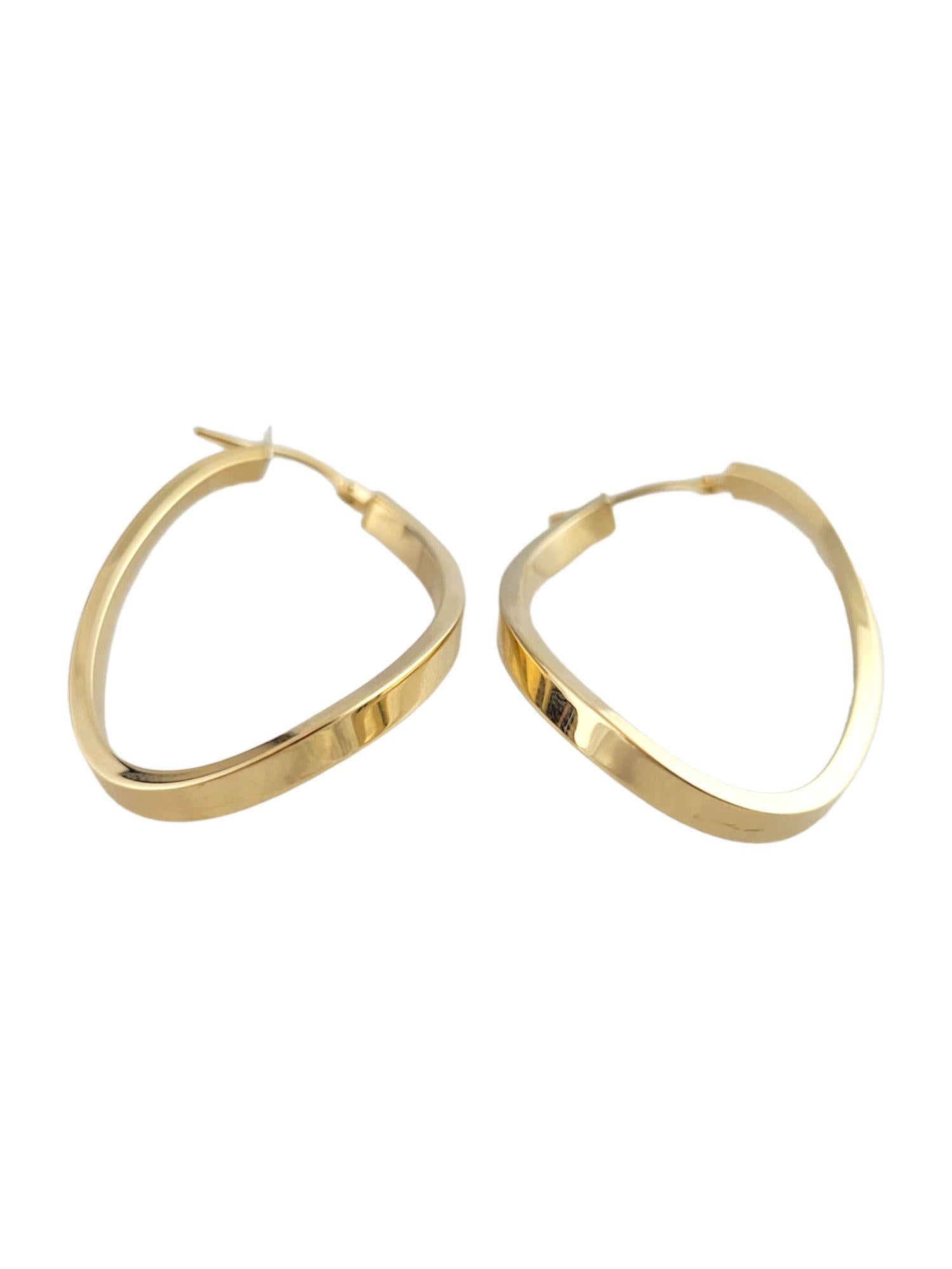 18K Yellow Gold Curved Oval Hoop Earrings #14795 In Good Condition For Sale In Washington Depot, CT