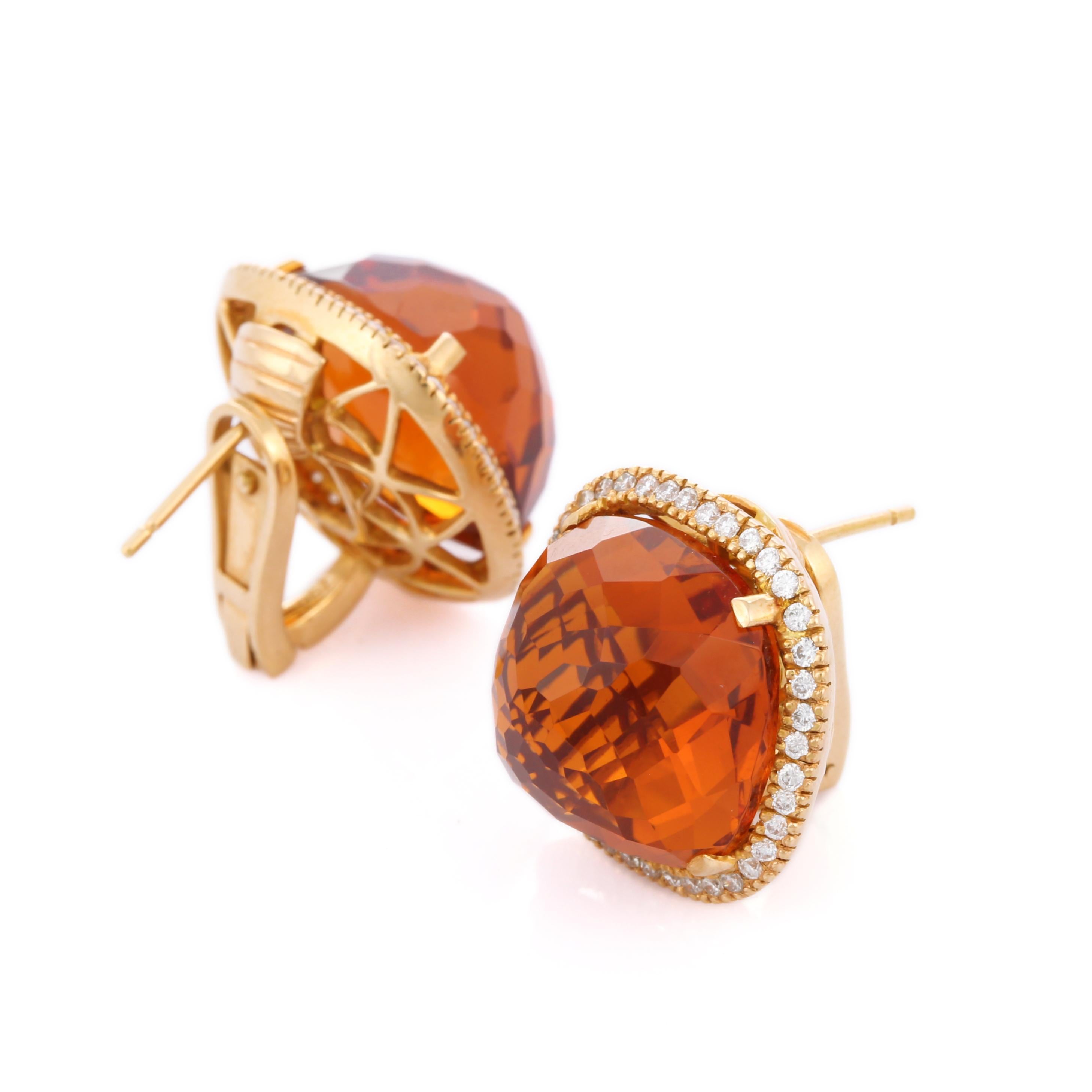 Ohrstecker sind von subtiler Schönheit und bringen die Farben der natürlichen Edelsteine und leuchtenden Diamanten zur Geltung.

Citrin-Ohrstecker mit Kissenschliff und Diamanten aus 18 Karat Gold. Vervollständigen Sie Ihr Outfit mit diesen