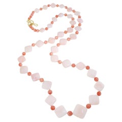 Collier coussin en or jaune 18 carats et corail peau d'ange