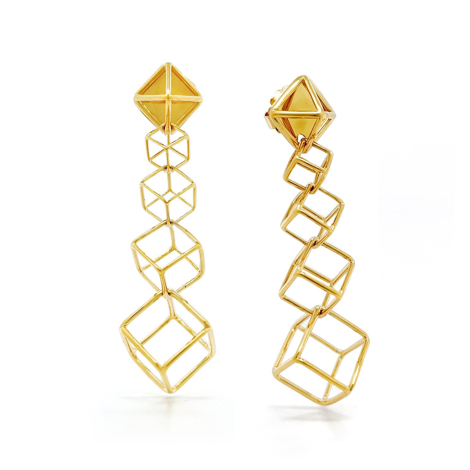18K Yellow Gold Cushion Cube Drop Earrings In New Condition For Sale In New York, NY