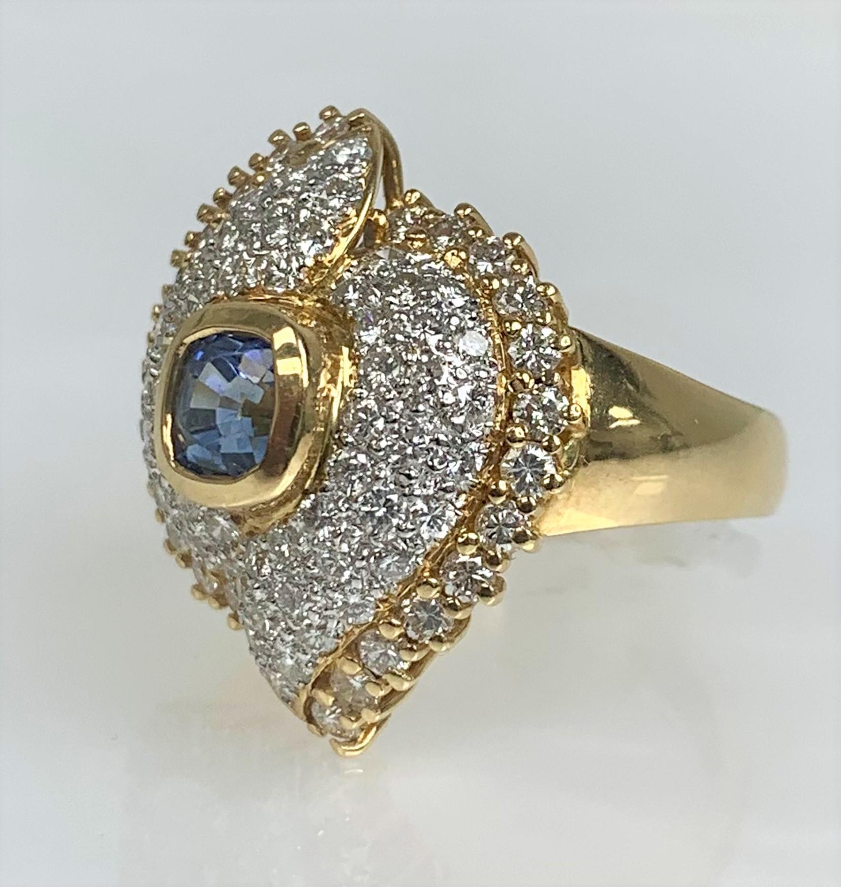 Ein verträumter blauer Saphir- und Diamant-
