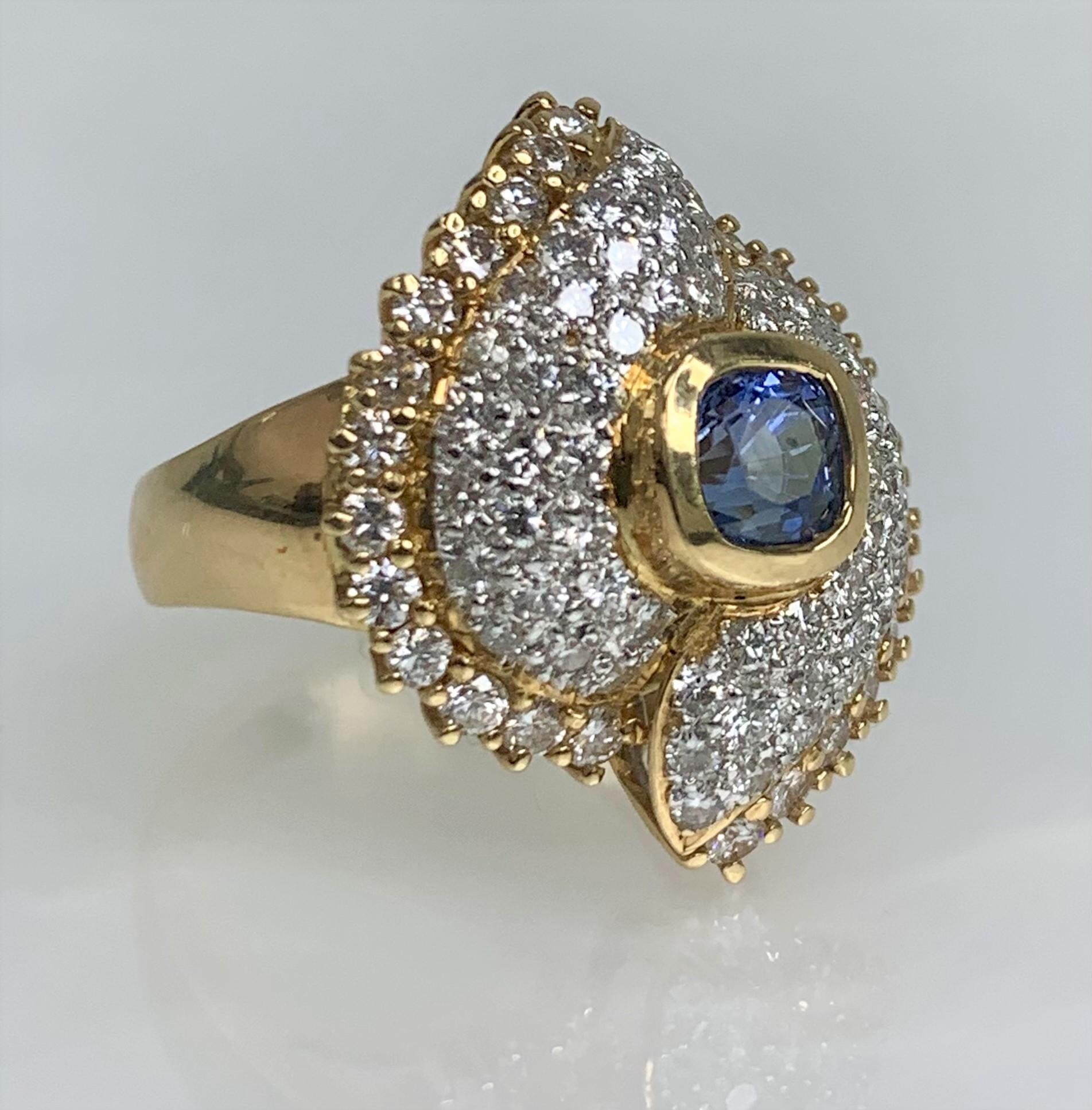 Diamantring aus 18 Karat Gelbgold mit blauem Saphir im Kissenschliff im Zustand „Neu“ im Angebot in Great Neck, NY