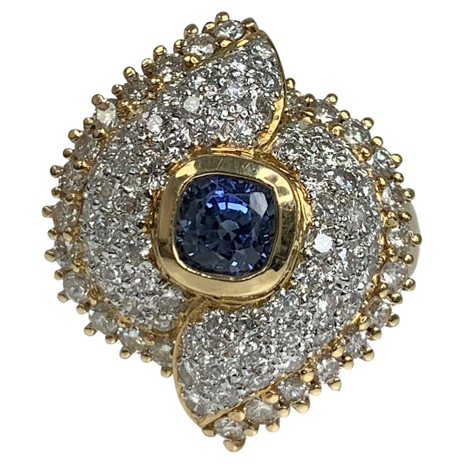 Diamantring aus 18 Karat Gelbgold mit blauem Saphir im Kissenschliff im Angebot