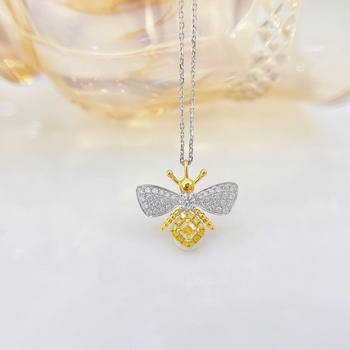 Modern 18K Yellow Gold Cushion-Cut Honeybee Pendant Necklace Exquisite Natural Diamonds For Sale