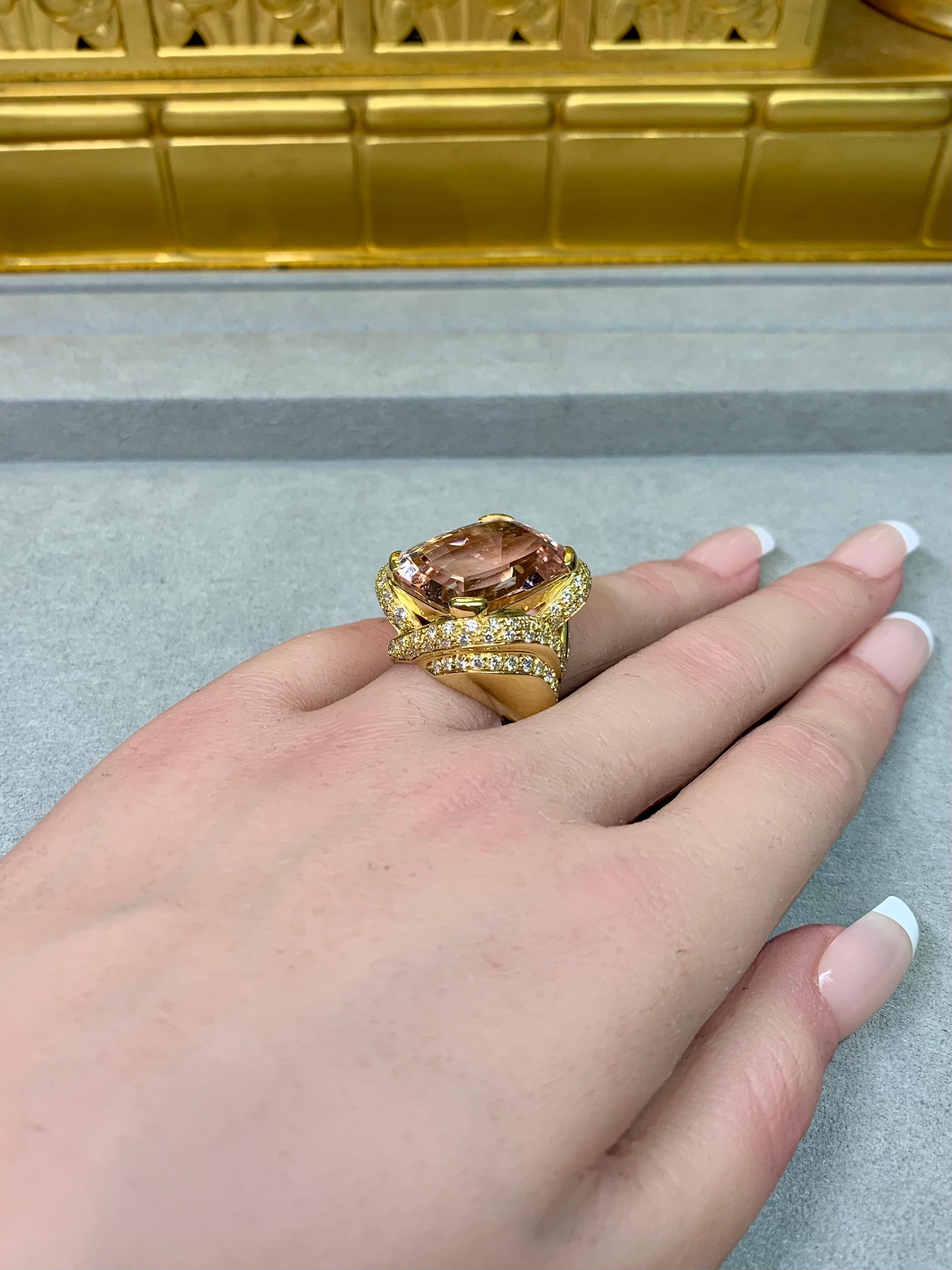 Anillo de oro amarillo de 18 quilates con diamante kunzita talla cojín 32,75 ctw en venta 5