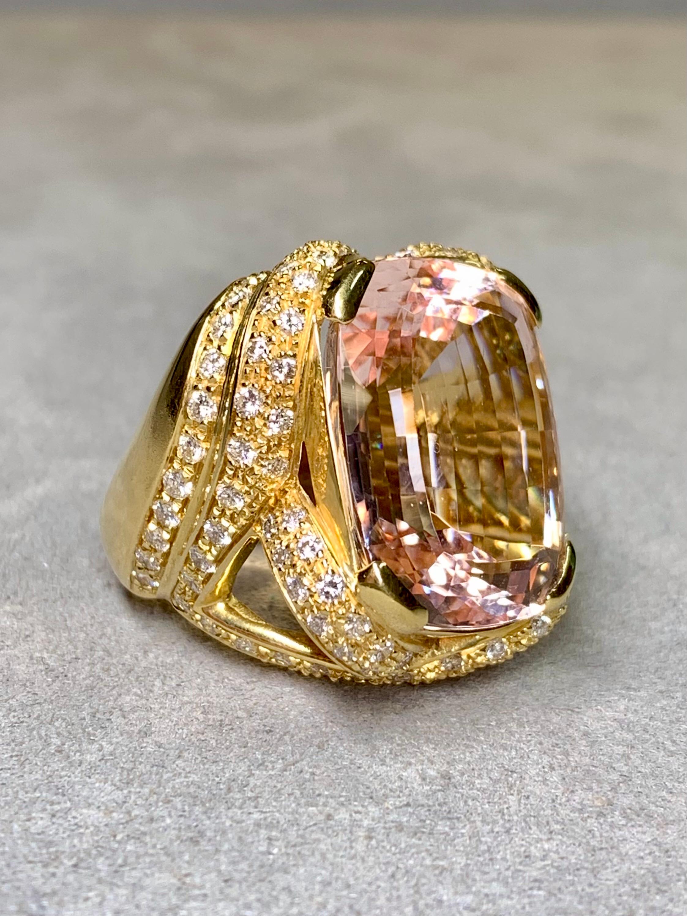 Impresionante anillo de cóctel hecho a mano en oro amarillo de 18 quilates, centrado por una kunzita natural en forma de cojín de aproximadamente 30 quilates (22 mm x 17,50 mm x 11,10 mm), rodeada por aproximadamente 2,75 quilates de diamantes