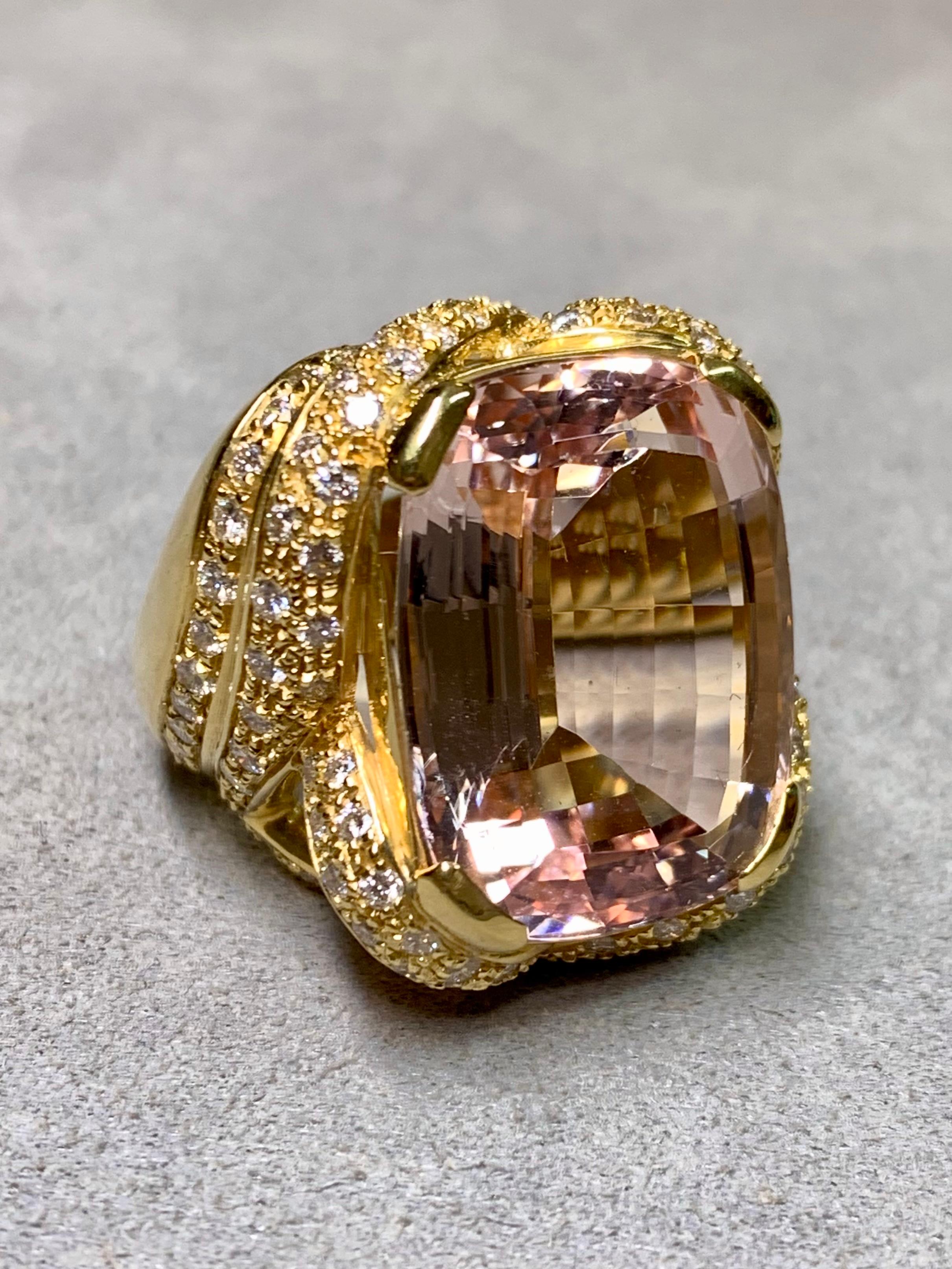 Anillo de oro amarillo de 18 quilates con diamante kunzita talla cojín 32,75 ctw Contemporáneo en venta