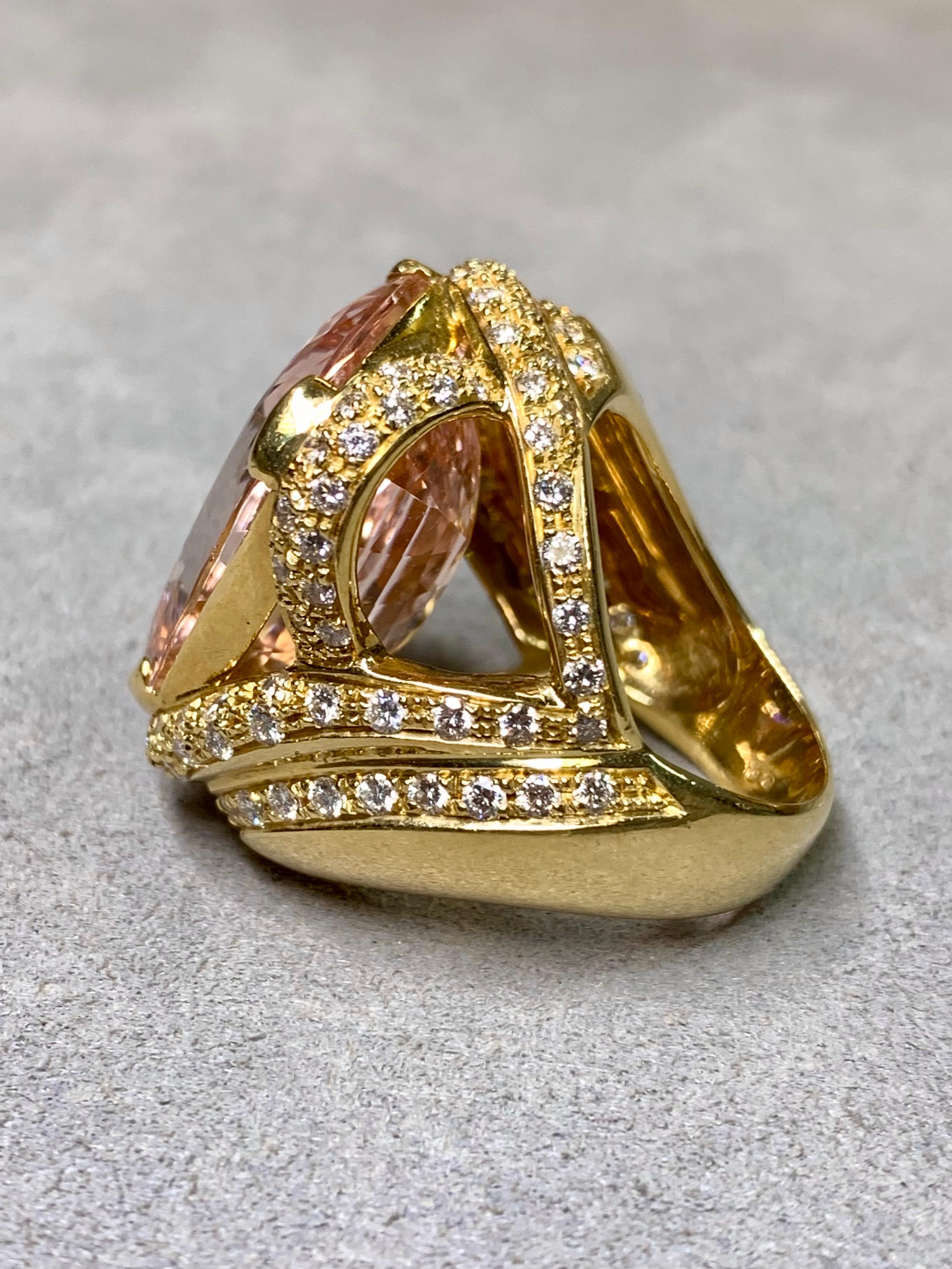 Femenino o masculino Anillo de oro amarillo de 18 quilates con diamante kunzita talla cojín 32,75 ctw en venta