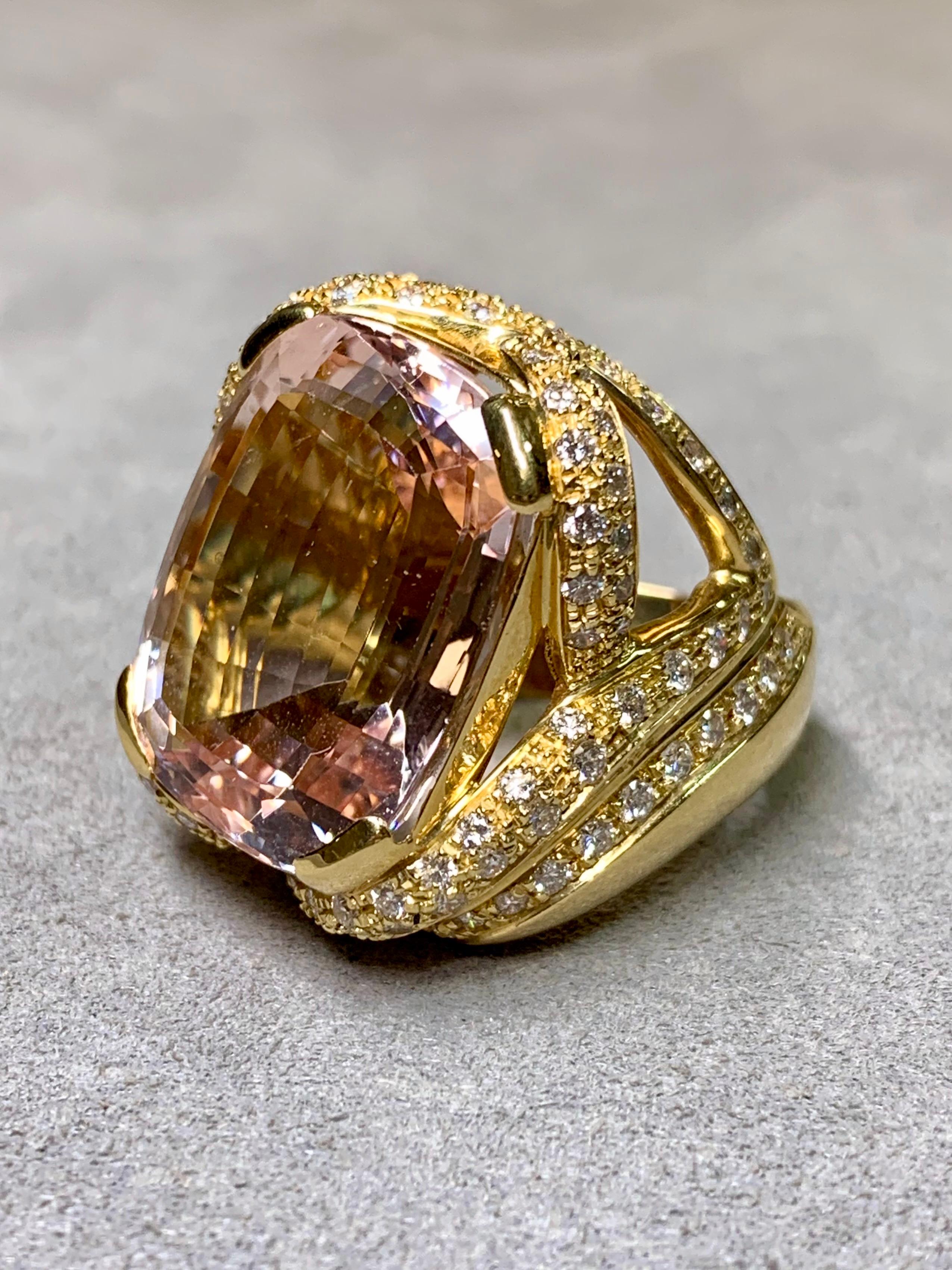 Anillo de oro amarillo de 18 quilates con diamante kunzita talla cojín 32,75 ctw en venta 1