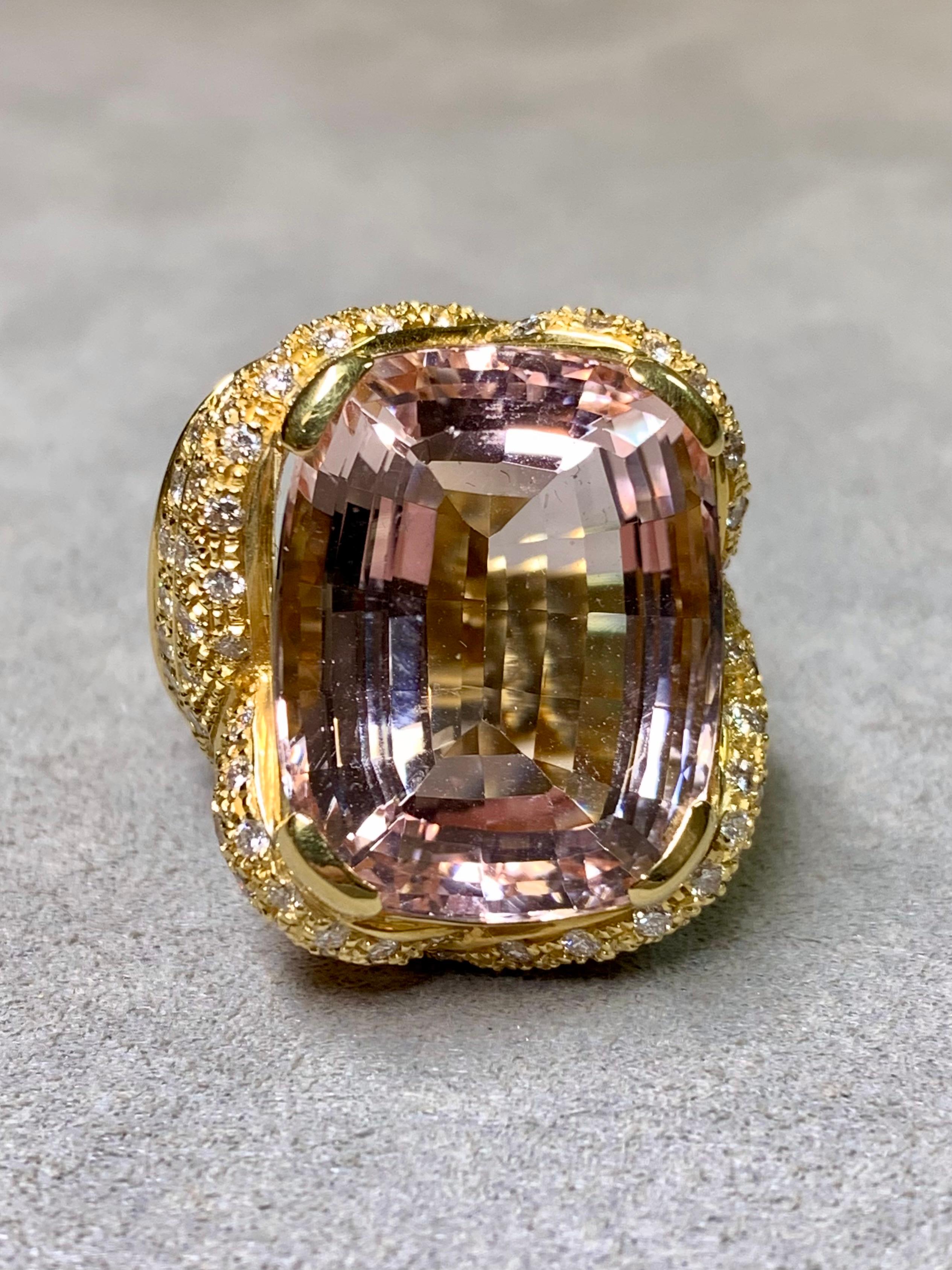 Anillo de oro amarillo de 18 quilates con diamante kunzita talla cojín 32,75 ctw en venta 2
