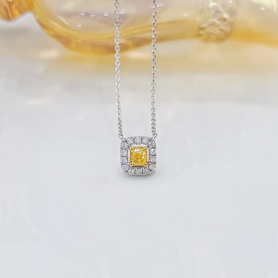 18K Gelbgold Cushion-Cut Halskette mit natürlichem gelben Diamanten 

Dieses raffinierte und zeitlose Collier aus 18 Karat Gelbgold präsentiert einen gelben Naturdiamanten im Kissenschliff (0,17 ct), der von einem zarten Halo aus Akzentsteinen (0,10