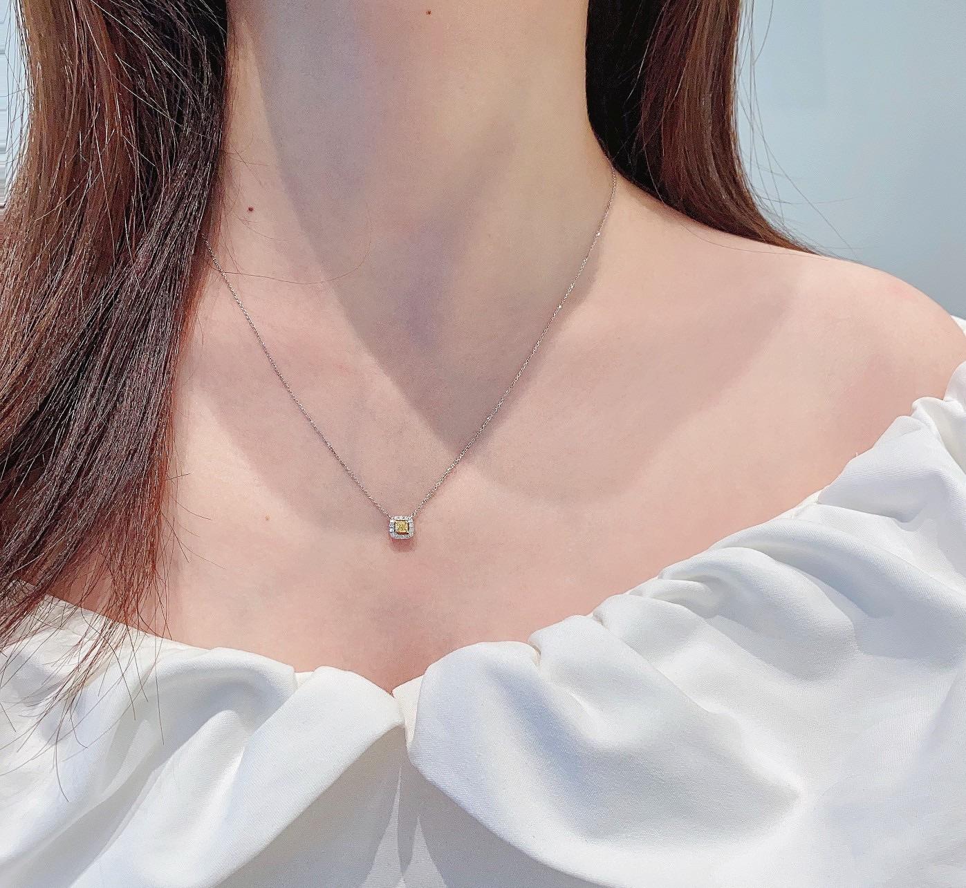 18K Gelbgold Cushion-Cut Halskette mit natürlichem gelben Diamanten (Kissenschliff) im Angebot