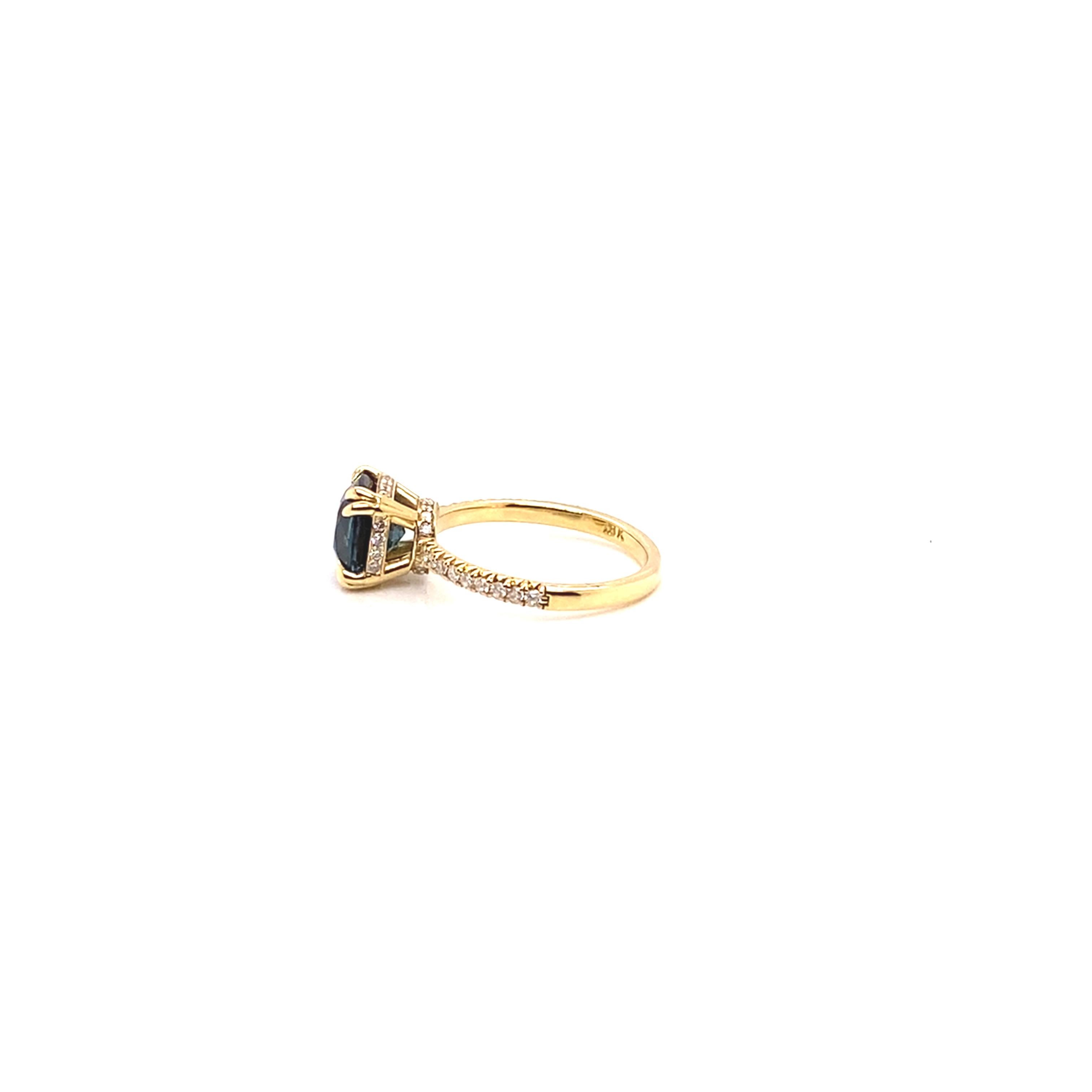 Bague de fiançailles en or jaune 18 carats avec spinelle bleu paon taille coussin en vente 1