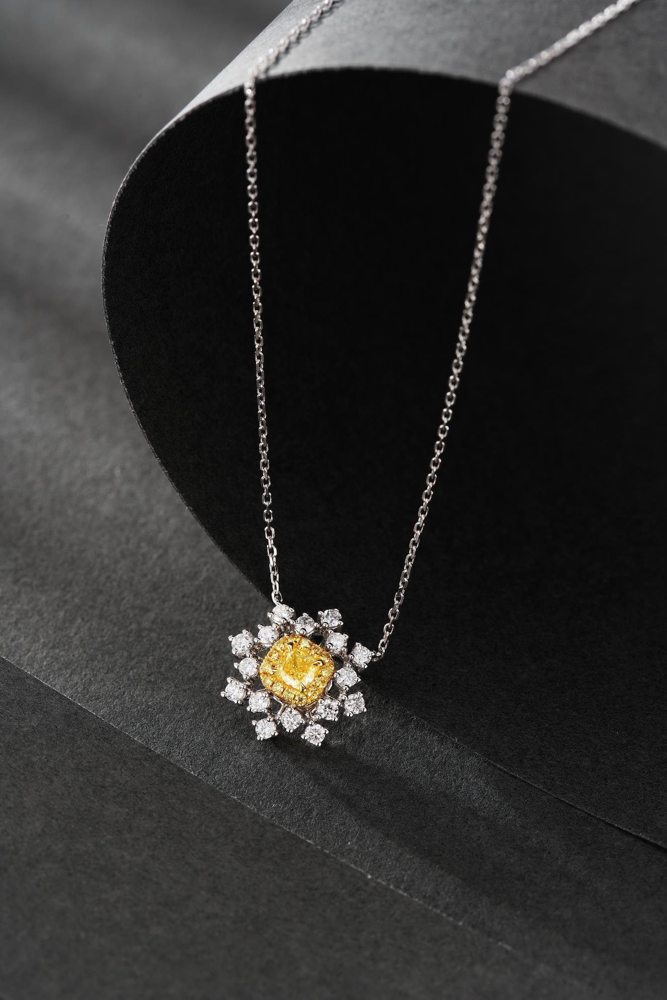 The 18K yellow gold setting is polished to perfection, ensuring a lasting shine and resistance to wear over time. Inspired by the beauty of winter, this 18K yellow gold snowflake necklace features a stunning cushion-cut natural diamond (0.20ct) at